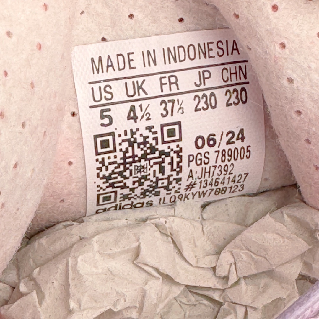 图片[10]-＃MF AD Wmns SL72 OG 系列德训足球风百搭低帮休闲运动板鞋 JH7392 Originals推出复古「T头鞋」造型的SL72鞋款复刻，有男女两款可选。男生款为SL72RS，鞋型挺立饱满，鞋底增加高度，采用麂皮与布面制作，符合复古氛围；女生款为SL72OGW，致敬经典款式，鞋身纤细，还原70年代设计，以绿色呈现，点缀金色细节。多款配色可选。「T 头鞋」这两年有多火大家见到了吧？明星、穿搭博主几乎人手一双，凭借复古味的外观，以及亲民的价格，同样成为了不少球鞋玩家日常上脚首选。近日 adidas Originals 将有「T 头鞋」造型的诞生于 1972 年的 SL72 鞋款复刻带回，各位买鞋又有新选择了。1972 年 SL72 问世后，引领了后来阿迪达斯的跑鞋发展方向，其中「SL」代表了 Super Light，彰显了产品轻便的特性。1972 年 SL72 问世后，引领了后来阿迪达斯的跑鞋发展方向，其中「SL」代表了 Super Light，彰显了产品轻便的特性。这次 adidas Originals 延续其轻质经典的基因，带来男女两款 SL72。男生款带来 SL72 RS 鞋型，RS 意为 Reshaped（重塑），鞋款在保留了经典的外观基础上，在尼龙材质里增加了填充物，使鞋型更加挺立和饱满，鞋头则更加圆润，鞋底的 EVA 材质则增加了鞋款的高度。女生款则带来 SL72 OG W 鞋型，OG 顾名思义则是致敬经典款式，相较于 RS（Reshaped）鞋款，鞋身更加纤细，其整体鞋身轮廓、线条、细节、材质上尊崇 70 年代 SL72 的设计，还原经典味道。尺码：36 36⅔ 37⅓ 38 38⅔ 39⅓ 40 40⅔ 41⅓ 42 42⅔ 43⅓ 44 44⅔ 45-选品中心