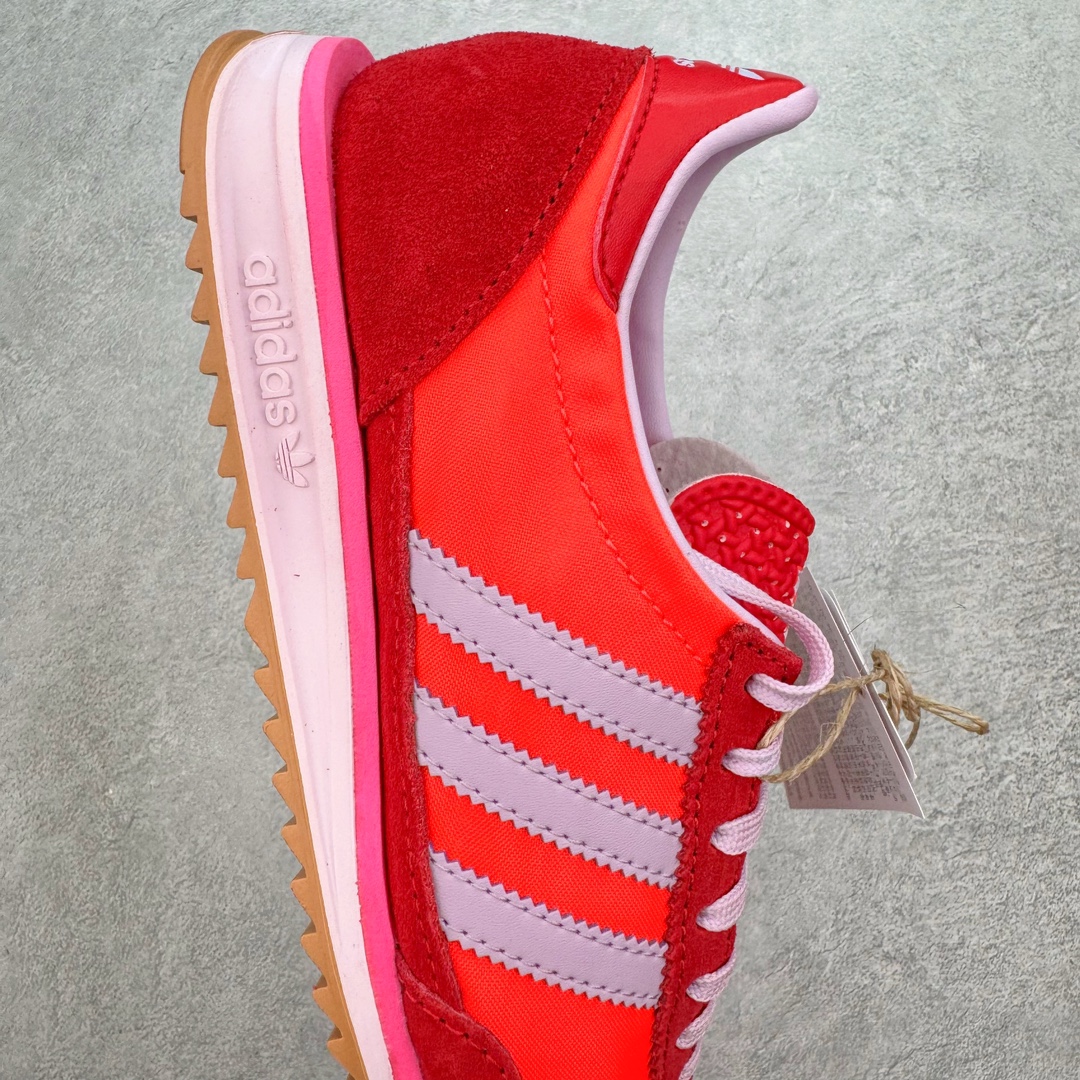 图片[6]-＃MF AD Wmns SL72 OG 系列德训足球风百搭低帮休闲运动板鞋 JH7392 Originals推出复古「T头鞋」造型的SL72鞋款复刻，有男女两款可选。男生款为SL72RS，鞋型挺立饱满，鞋底增加高度，采用麂皮与布面制作，符合复古氛围；女生款为SL72OGW，致敬经典款式，鞋身纤细，还原70年代设计，以绿色呈现，点缀金色细节。多款配色可选。「T 头鞋」这两年有多火大家见到了吧？明星、穿搭博主几乎人手一双，凭借复古味的外观，以及亲民的价格，同样成为了不少球鞋玩家日常上脚首选。近日 adidas Originals 将有「T 头鞋」造型的诞生于 1972 年的 SL72 鞋款复刻带回，各位买鞋又有新选择了。1972 年 SL72 问世后，引领了后来阿迪达斯的跑鞋发展方向，其中「SL」代表了 Super Light，彰显了产品轻便的特性。1972 年 SL72 问世后，引领了后来阿迪达斯的跑鞋发展方向，其中「SL」代表了 Super Light，彰显了产品轻便的特性。这次 adidas Originals 延续其轻质经典的基因，带来男女两款 SL72。男生款带来 SL72 RS 鞋型，RS 意为 Reshaped（重塑），鞋款在保留了经典的外观基础上，在尼龙材质里增加了填充物，使鞋型更加挺立和饱满，鞋头则更加圆润，鞋底的 EVA 材质则增加了鞋款的高度。女生款则带来 SL72 OG W 鞋型，OG 顾名思义则是致敬经典款式，相较于 RS（Reshaped）鞋款，鞋身更加纤细，其整体鞋身轮廓、线条、细节、材质上尊崇 70 年代 SL72 的设计，还原经典味道。尺码：36 36⅔ 37⅓ 38 38⅔ 39⅓ 40 40⅔ 41⅓ 42 42⅔ 43⅓ 44 44⅔ 45-选品中心