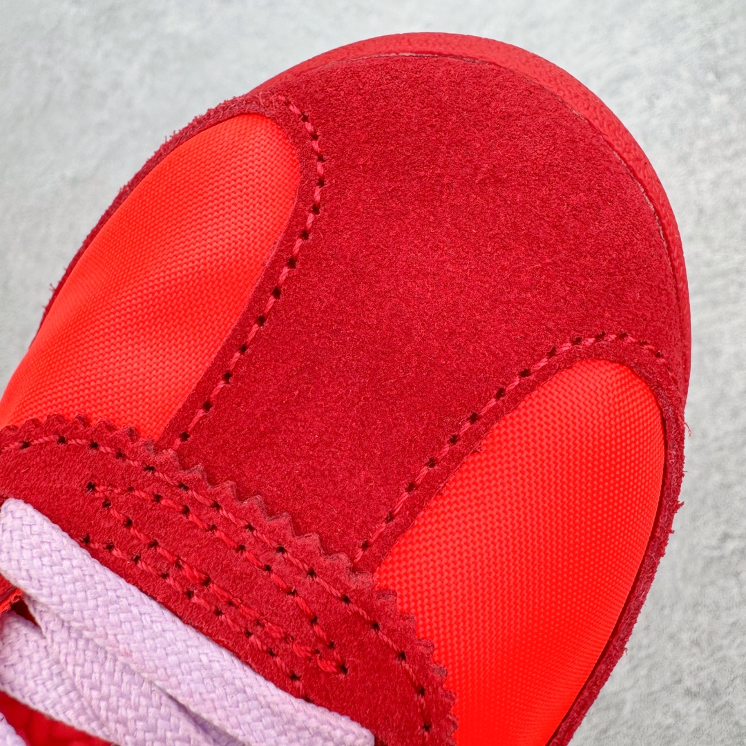 图片[12]-＃MF AD Wmns SL72 OG 系列德训足球风百搭低帮休闲运动板鞋 JH7392 Originals推出复古「T头鞋」造型的SL72鞋款复刻，有男女两款可选。男生款为SL72RS，鞋型挺立饱满，鞋底增加高度，采用麂皮与布面制作，符合复古氛围；女生款为SL72OGW，致敬经典款式，鞋身纤细，还原70年代设计，以绿色呈现，点缀金色细节。多款配色可选。「T 头鞋」这两年有多火大家见到了吧？明星、穿搭博主几乎人手一双，凭借复古味的外观，以及亲民的价格，同样成为了不少球鞋玩家日常上脚首选。近日 adidas Originals 将有「T 头鞋」造型的诞生于 1972 年的 SL72 鞋款复刻带回，各位买鞋又有新选择了。1972 年 SL72 问世后，引领了后来阿迪达斯的跑鞋发展方向，其中「SL」代表了 Super Light，彰显了产品轻便的特性。1972 年 SL72 问世后，引领了后来阿迪达斯的跑鞋发展方向，其中「SL」代表了 Super Light，彰显了产品轻便的特性。这次 adidas Originals 延续其轻质经典的基因，带来男女两款 SL72。男生款带来 SL72 RS 鞋型，RS 意为 Reshaped（重塑），鞋款在保留了经典的外观基础上，在尼龙材质里增加了填充物，使鞋型更加挺立和饱满，鞋头则更加圆润，鞋底的 EVA 材质则增加了鞋款的高度。女生款则带来 SL72 OG W 鞋型，OG 顾名思义则是致敬经典款式，相较于 RS（Reshaped）鞋款，鞋身更加纤细，其整体鞋身轮廓、线条、细节、材质上尊崇 70 年代 SL72 的设计，还原经典味道。尺码：36 36⅔ 37⅓ 38 38⅔ 39⅓ 40 40⅔ 41⅓ 42 42⅔ 43⅓ 44 44⅔ 45-选品中心