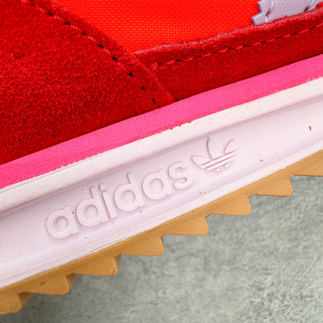 图片[14]-＃MF AD Wmns SL72 OG 系列德训足球风百搭低帮休闲运动板鞋 JH7392 Originals推出复古「T头鞋」造型的SL72鞋款复刻，有男女两款可选。男生款为SL72RS，鞋型挺立饱满，鞋底增加高度，采用麂皮与布面制作，符合复古氛围；女生款为SL72OGW，致敬经典款式，鞋身纤细，还原70年代设计，以绿色呈现，点缀金色细节。多款配色可选。「T 头鞋」这两年有多火大家见到了吧？明星、穿搭博主几乎人手一双，凭借复古味的外观，以及亲民的价格，同样成为了不少球鞋玩家日常上脚首选。近日 adidas Originals 将有「T 头鞋」造型的诞生于 1972 年的 SL72 鞋款复刻带回，各位买鞋又有新选择了。1972 年 SL72 问世后，引领了后来阿迪达斯的跑鞋发展方向，其中「SL」代表了 Super Light，彰显了产品轻便的特性。1972 年 SL72 问世后，引领了后来阿迪达斯的跑鞋发展方向，其中「SL」代表了 Super Light，彰显了产品轻便的特性。这次 adidas Originals 延续其轻质经典的基因，带来男女两款 SL72。男生款带来 SL72 RS 鞋型，RS 意为 Reshaped（重塑），鞋款在保留了经典的外观基础上，在尼龙材质里增加了填充物，使鞋型更加挺立和饱满，鞋头则更加圆润，鞋底的 EVA 材质则增加了鞋款的高度。女生款则带来 SL72 OG W 鞋型，OG 顾名思义则是致敬经典款式，相较于 RS（Reshaped）鞋款，鞋身更加纤细，其整体鞋身轮廓、线条、细节、材质上尊崇 70 年代 SL72 的设计，还原经典味道。尺码：36 36⅔ 37⅓ 38 38⅔ 39⅓ 40 40⅔ 41⅓ 42 42⅔ 43⅓ 44 44⅔ 45-选品中心