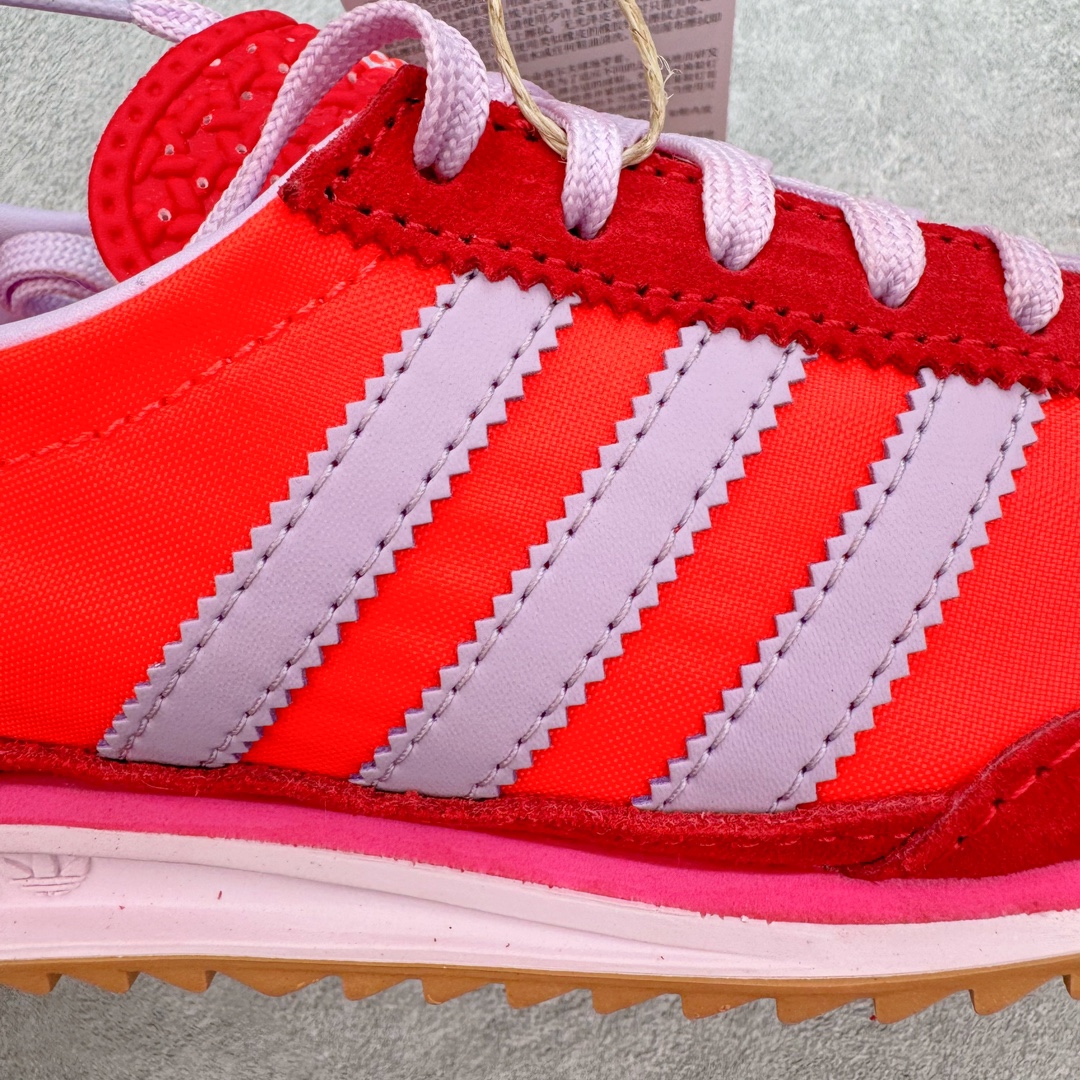 图片[13]-＃MF AD Wmns SL72 OG 系列德训足球风百搭低帮休闲运动板鞋 JH7392 Originals推出复古「T头鞋」造型的SL72鞋款复刻，有男女两款可选。男生款为SL72RS，鞋型挺立饱满，鞋底增加高度，采用麂皮与布面制作，符合复古氛围；女生款为SL72OGW，致敬经典款式，鞋身纤细，还原70年代设计，以绿色呈现，点缀金色细节。多款配色可选。「T 头鞋」这两年有多火大家见到了吧？明星、穿搭博主几乎人手一双，凭借复古味的外观，以及亲民的价格，同样成为了不少球鞋玩家日常上脚首选。近日 adidas Originals 将有「T 头鞋」造型的诞生于 1972 年的 SL72 鞋款复刻带回，各位买鞋又有新选择了。1972 年 SL72 问世后，引领了后来阿迪达斯的跑鞋发展方向，其中「SL」代表了 Super Light，彰显了产品轻便的特性。1972 年 SL72 问世后，引领了后来阿迪达斯的跑鞋发展方向，其中「SL」代表了 Super Light，彰显了产品轻便的特性。这次 adidas Originals 延续其轻质经典的基因，带来男女两款 SL72。男生款带来 SL72 RS 鞋型，RS 意为 Reshaped（重塑），鞋款在保留了经典的外观基础上，在尼龙材质里增加了填充物，使鞋型更加挺立和饱满，鞋头则更加圆润，鞋底的 EVA 材质则增加了鞋款的高度。女生款则带来 SL72 OG W 鞋型，OG 顾名思义则是致敬经典款式，相较于 RS（Reshaped）鞋款，鞋身更加纤细，其整体鞋身轮廓、线条、细节、材质上尊崇 70 年代 SL72 的设计，还原经典味道。尺码：36 36⅔ 37⅓ 38 38⅔ 39⅓ 40 40⅔ 41⅓ 42 42⅔ 43⅓ 44 44⅔ 45-选品中心