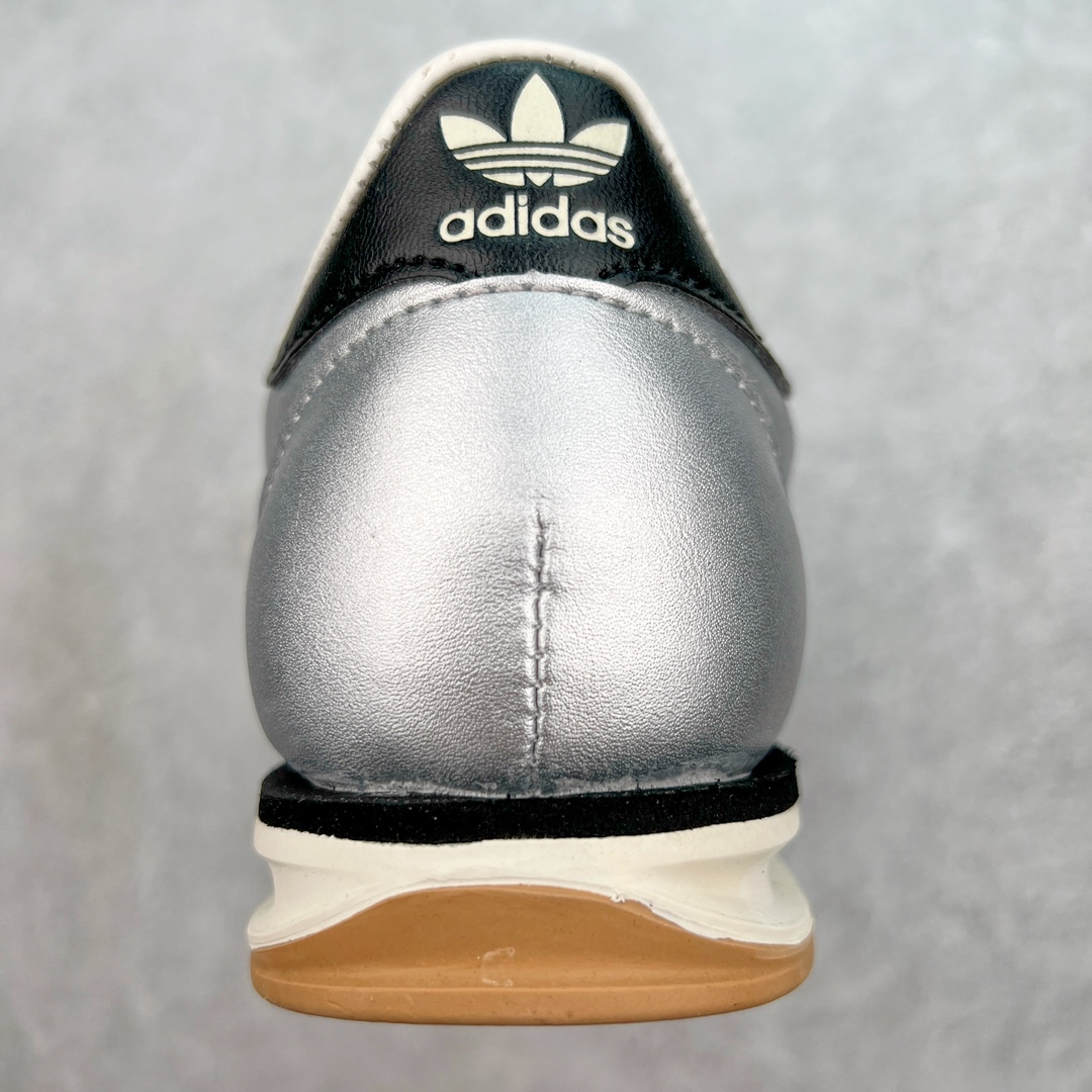 图片[8]-＃MF AD Wmns SL72 OG 系列德训足球风百搭低帮休闲运动板鞋 JH6363 Originals推出复古「T头鞋」造型的SL72鞋款复刻，有男女两款可选。男生款为SL72RS，鞋型挺立饱满，鞋底增加高度，采用麂皮与布面制作，符合复古氛围；女生款为SL72OGW，致敬经典款式，鞋身纤细，还原70年代设计，以绿色呈现，点缀金色细节。多款配色可选。「T 头鞋」这两年有多火大家见到了吧？明星、穿搭博主几乎人手一双，凭借复古味的外观，以及亲民的价格，同样成为了不少球鞋玩家日常上脚首选。近日 adidas Originals 将有「T 头鞋」造型的诞生于 1972 年的 SL72 鞋款复刻带回，各位买鞋又有新选择了。1972 年 SL72 问世后，引领了后来阿迪达斯的跑鞋发展方向，其中「SL」代表了 Super Light，彰显了产品轻便的特性。1972 年 SL72 问世后，引领了后来阿迪达斯的跑鞋发展方向，其中「SL」代表了 Super Light，彰显了产品轻便的特性。这次 adidas Originals 延续其轻质经典的基因，带来男女两款 SL72。男生款带来 SL72 RS 鞋型，RS 意为 Reshaped（重塑），鞋款在保留了经典的外观基础上，在尼龙材质里增加了填充物，使鞋型更加挺立和饱满，鞋头则更加圆润，鞋底的 EVA 材质则增加了鞋款的高度。女生款则带来 SL72 OG W 鞋型，OG 顾名思义则是致敬经典款式，相较于 RS（Reshaped）鞋款，鞋身更加纤细，其整体鞋身轮廓、线条、细节、材质上尊崇 70 年代 SL72 的设计，还原经典味道。尺码：36 36⅔ 37⅓ 38 38⅔ 39⅓ 40 40⅔ 41⅓ 42 42⅔ 43⅓ 44 44⅔ 45-选品中心