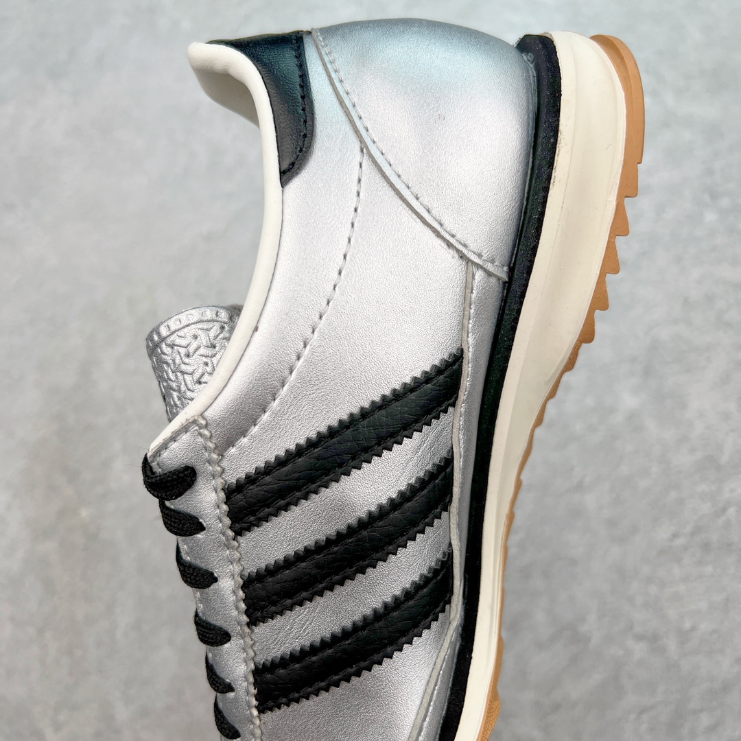 图片[7]-＃MF AD Wmns SL72 OG 系列德训足球风百搭低帮休闲运动板鞋 JH6363 Originals推出复古「T头鞋」造型的SL72鞋款复刻，有男女两款可选。男生款为SL72RS，鞋型挺立饱满，鞋底增加高度，采用麂皮与布面制作，符合复古氛围；女生款为SL72OGW，致敬经典款式，鞋身纤细，还原70年代设计，以绿色呈现，点缀金色细节。多款配色可选。「T 头鞋」这两年有多火大家见到了吧？明星、穿搭博主几乎人手一双，凭借复古味的外观，以及亲民的价格，同样成为了不少球鞋玩家日常上脚首选。近日 adidas Originals 将有「T 头鞋」造型的诞生于 1972 年的 SL72 鞋款复刻带回，各位买鞋又有新选择了。1972 年 SL72 问世后，引领了后来阿迪达斯的跑鞋发展方向，其中「SL」代表了 Super Light，彰显了产品轻便的特性。1972 年 SL72 问世后，引领了后来阿迪达斯的跑鞋发展方向，其中「SL」代表了 Super Light，彰显了产品轻便的特性。这次 adidas Originals 延续其轻质经典的基因，带来男女两款 SL72。男生款带来 SL72 RS 鞋型，RS 意为 Reshaped（重塑），鞋款在保留了经典的外观基础上，在尼龙材质里增加了填充物，使鞋型更加挺立和饱满，鞋头则更加圆润，鞋底的 EVA 材质则增加了鞋款的高度。女生款则带来 SL72 OG W 鞋型，OG 顾名思义则是致敬经典款式，相较于 RS（Reshaped）鞋款，鞋身更加纤细，其整体鞋身轮廓、线条、细节、材质上尊崇 70 年代 SL72 的设计，还原经典味道。尺码：36 36⅔ 37⅓ 38 38⅔ 39⅓ 40 40⅔ 41⅓ 42 42⅔ 43⅓ 44 44⅔ 45-选品中心