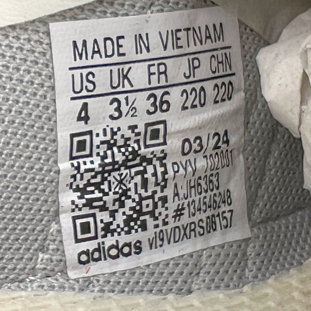 图片[11]-＃MF AD Wmns SL72 OG 系列德训足球风百搭低帮休闲运动板鞋 JH6363 Originals推出复古「T头鞋」造型的SL72鞋款复刻，有男女两款可选。男生款为SL72RS，鞋型挺立饱满，鞋底增加高度，采用麂皮与布面制作，符合复古氛围；女生款为SL72OGW，致敬经典款式，鞋身纤细，还原70年代设计，以绿色呈现，点缀金色细节。多款配色可选。「T 头鞋」这两年有多火大家见到了吧？明星、穿搭博主几乎人手一双，凭借复古味的外观，以及亲民的价格，同样成为了不少球鞋玩家日常上脚首选。近日 adidas Originals 将有「T 头鞋」造型的诞生于 1972 年的 SL72 鞋款复刻带回，各位买鞋又有新选择了。1972 年 SL72 问世后，引领了后来阿迪达斯的跑鞋发展方向，其中「SL」代表了 Super Light，彰显了产品轻便的特性。1972 年 SL72 问世后，引领了后来阿迪达斯的跑鞋发展方向，其中「SL」代表了 Super Light，彰显了产品轻便的特性。这次 adidas Originals 延续其轻质经典的基因，带来男女两款 SL72。男生款带来 SL72 RS 鞋型，RS 意为 Reshaped（重塑），鞋款在保留了经典的外观基础上，在尼龙材质里增加了填充物，使鞋型更加挺立和饱满，鞋头则更加圆润，鞋底的 EVA 材质则增加了鞋款的高度。女生款则带来 SL72 OG W 鞋型，OG 顾名思义则是致敬经典款式，相较于 RS（Reshaped）鞋款，鞋身更加纤细，其整体鞋身轮廓、线条、细节、材质上尊崇 70 年代 SL72 的设计，还原经典味道。尺码：36 36⅔ 37⅓ 38 38⅔ 39⅓ 40 40⅔ 41⅓ 42 42⅔ 43⅓ 44 44⅔ 45-选品中心