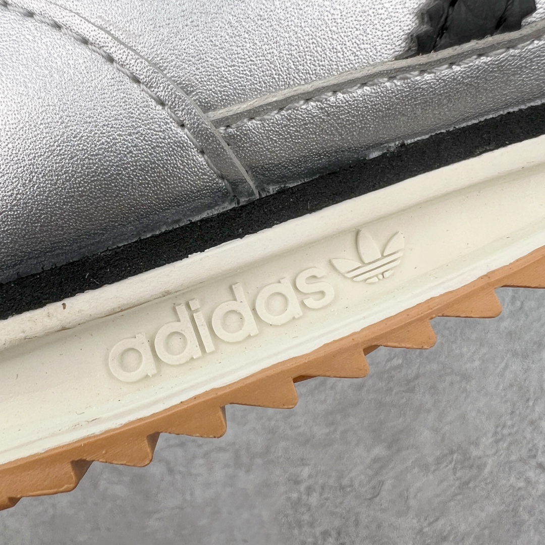 图片[14]-＃MF AD Wmns SL72 OG 系列德训足球风百搭低帮休闲运动板鞋 JH6363 Originals推出复古「T头鞋」造型的SL72鞋款复刻，有男女两款可选。男生款为SL72RS，鞋型挺立饱满，鞋底增加高度，采用麂皮与布面制作，符合复古氛围；女生款为SL72OGW，致敬经典款式，鞋身纤细，还原70年代设计，以绿色呈现，点缀金色细节。多款配色可选。「T 头鞋」这两年有多火大家见到了吧？明星、穿搭博主几乎人手一双，凭借复古味的外观，以及亲民的价格，同样成为了不少球鞋玩家日常上脚首选。近日 adidas Originals 将有「T 头鞋」造型的诞生于 1972 年的 SL72 鞋款复刻带回，各位买鞋又有新选择了。1972 年 SL72 问世后，引领了后来阿迪达斯的跑鞋发展方向，其中「SL」代表了 Super Light，彰显了产品轻便的特性。1972 年 SL72 问世后，引领了后来阿迪达斯的跑鞋发展方向，其中「SL」代表了 Super Light，彰显了产品轻便的特性。这次 adidas Originals 延续其轻质经典的基因，带来男女两款 SL72。男生款带来 SL72 RS 鞋型，RS 意为 Reshaped（重塑），鞋款在保留了经典的外观基础上，在尼龙材质里增加了填充物，使鞋型更加挺立和饱满，鞋头则更加圆润，鞋底的 EVA 材质则增加了鞋款的高度。女生款则带来 SL72 OG W 鞋型，OG 顾名思义则是致敬经典款式，相较于 RS（Reshaped）鞋款，鞋身更加纤细，其整体鞋身轮廓、线条、细节、材质上尊崇 70 年代 SL72 的设计，还原经典味道。尺码：36 36⅔ 37⅓ 38 38⅔ 39⅓ 40 40⅔ 41⅓ 42 42⅔ 43⅓ 44 44⅔ 45-选品中心