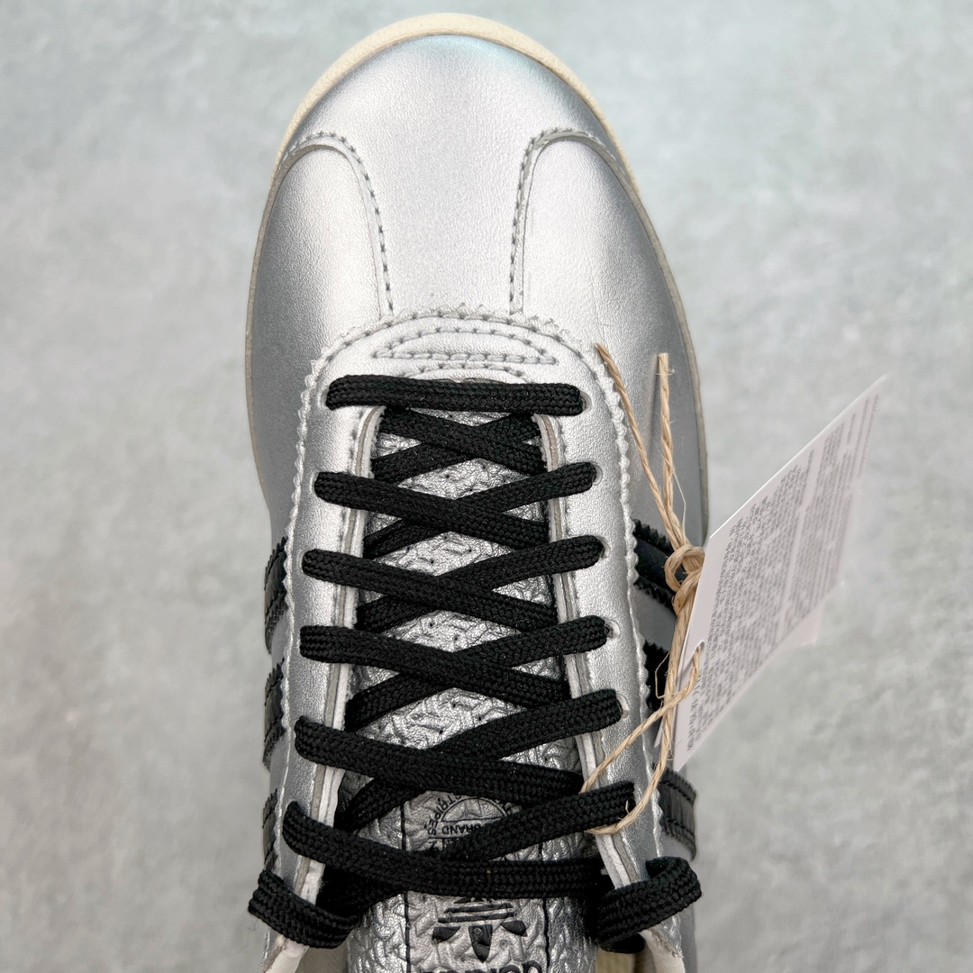 图片[4]-＃MF AD Wmns SL72 OG 系列德训足球风百搭低帮休闲运动板鞋 JH6363 Originals推出复古「T头鞋」造型的SL72鞋款复刻，有男女两款可选。男生款为SL72RS，鞋型挺立饱满，鞋底增加高度，采用麂皮与布面制作，符合复古氛围；女生款为SL72OGW，致敬经典款式，鞋身纤细，还原70年代设计，以绿色呈现，点缀金色细节。多款配色可选。「T 头鞋」这两年有多火大家见到了吧？明星、穿搭博主几乎人手一双，凭借复古味的外观，以及亲民的价格，同样成为了不少球鞋玩家日常上脚首选。近日 adidas Originals 将有「T 头鞋」造型的诞生于 1972 年的 SL72 鞋款复刻带回，各位买鞋又有新选择了。1972 年 SL72 问世后，引领了后来阿迪达斯的跑鞋发展方向，其中「SL」代表了 Super Light，彰显了产品轻便的特性。1972 年 SL72 问世后，引领了后来阿迪达斯的跑鞋发展方向，其中「SL」代表了 Super Light，彰显了产品轻便的特性。这次 adidas Originals 延续其轻质经典的基因，带来男女两款 SL72。男生款带来 SL72 RS 鞋型，RS 意为 Reshaped（重塑），鞋款在保留了经典的外观基础上，在尼龙材质里增加了填充物，使鞋型更加挺立和饱满，鞋头则更加圆润，鞋底的 EVA 材质则增加了鞋款的高度。女生款则带来 SL72 OG W 鞋型，OG 顾名思义则是致敬经典款式，相较于 RS（Reshaped）鞋款，鞋身更加纤细，其整体鞋身轮廓、线条、细节、材质上尊崇 70 年代 SL72 的设计，还原经典味道。尺码：36 36⅔ 37⅓ 38 38⅔ 39⅓ 40 40⅔ 41⅓ 42 42⅔ 43⅓ 44 44⅔ 45-选品中心