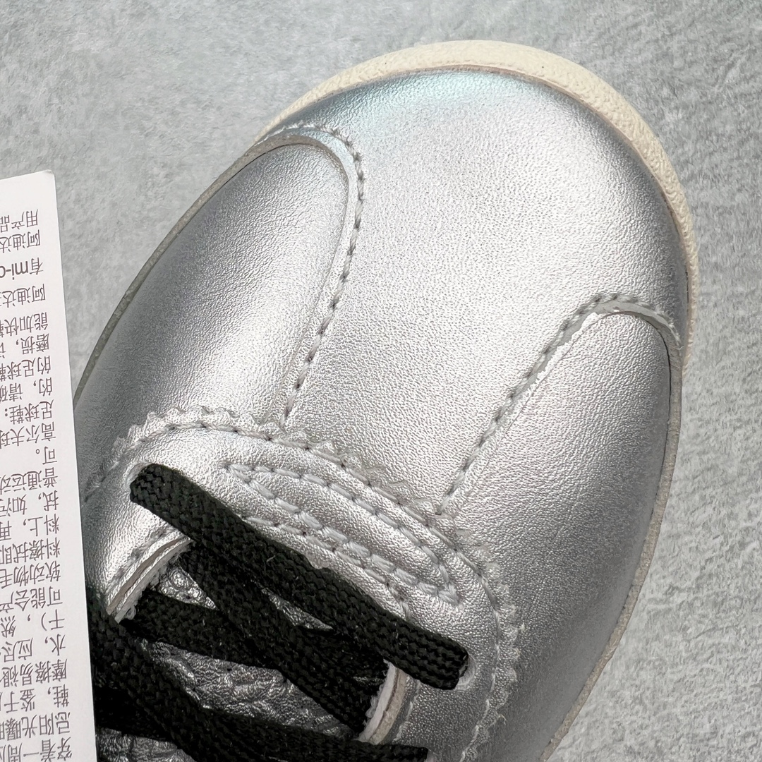 图片[13]-＃MF AD Wmns SL72 OG 系列德训足球风百搭低帮休闲运动板鞋 JH6363 Originals推出复古「T头鞋」造型的SL72鞋款复刻，有男女两款可选。男生款为SL72RS，鞋型挺立饱满，鞋底增加高度，采用麂皮与布面制作，符合复古氛围；女生款为SL72OGW，致敬经典款式，鞋身纤细，还原70年代设计，以绿色呈现，点缀金色细节。多款配色可选。「T 头鞋」这两年有多火大家见到了吧？明星、穿搭博主几乎人手一双，凭借复古味的外观，以及亲民的价格，同样成为了不少球鞋玩家日常上脚首选。近日 adidas Originals 将有「T 头鞋」造型的诞生于 1972 年的 SL72 鞋款复刻带回，各位买鞋又有新选择了。1972 年 SL72 问世后，引领了后来阿迪达斯的跑鞋发展方向，其中「SL」代表了 Super Light，彰显了产品轻便的特性。1972 年 SL72 问世后，引领了后来阿迪达斯的跑鞋发展方向，其中「SL」代表了 Super Light，彰显了产品轻便的特性。这次 adidas Originals 延续其轻质经典的基因，带来男女两款 SL72。男生款带来 SL72 RS 鞋型，RS 意为 Reshaped（重塑），鞋款在保留了经典的外观基础上，在尼龙材质里增加了填充物，使鞋型更加挺立和饱满，鞋头则更加圆润，鞋底的 EVA 材质则增加了鞋款的高度。女生款则带来 SL72 OG W 鞋型，OG 顾名思义则是致敬经典款式，相较于 RS（Reshaped）鞋款，鞋身更加纤细，其整体鞋身轮廓、线条、细节、材质上尊崇 70 年代 SL72 的设计，还原经典味道。尺码：36 36⅔ 37⅓ 38 38⅔ 39⅓ 40 40⅔ 41⅓ 42 42⅔ 43⅓ 44 44⅔ 45-选品中心