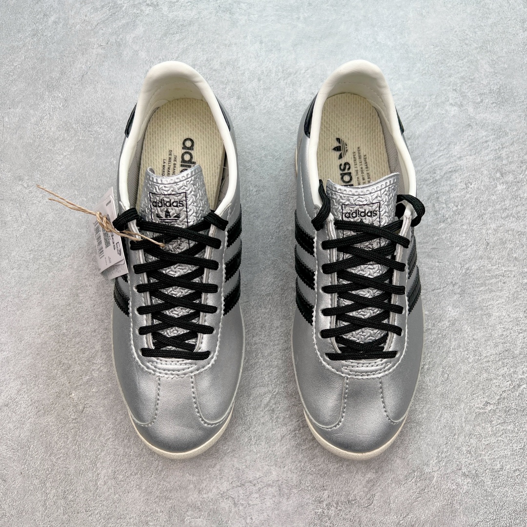 图片[2]-＃MF AD Wmns SL72 OG 系列德训足球风百搭低帮休闲运动板鞋 JH6363 Originals推出复古「T头鞋」造型的SL72鞋款复刻，有男女两款可选。男生款为SL72RS，鞋型挺立饱满，鞋底增加高度，采用麂皮与布面制作，符合复古氛围；女生款为SL72OGW，致敬经典款式，鞋身纤细，还原70年代设计，以绿色呈现，点缀金色细节。多款配色可选。「T 头鞋」这两年有多火大家见到了吧？明星、穿搭博主几乎人手一双，凭借复古味的外观，以及亲民的价格，同样成为了不少球鞋玩家日常上脚首选。近日 adidas Originals 将有「T 头鞋」造型的诞生于 1972 年的 SL72 鞋款复刻带回，各位买鞋又有新选择了。1972 年 SL72 问世后，引领了后来阿迪达斯的跑鞋发展方向，其中「SL」代表了 Super Light，彰显了产品轻便的特性。1972 年 SL72 问世后，引领了后来阿迪达斯的跑鞋发展方向，其中「SL」代表了 Super Light，彰显了产品轻便的特性。这次 adidas Originals 延续其轻质经典的基因，带来男女两款 SL72。男生款带来 SL72 RS 鞋型，RS 意为 Reshaped（重塑），鞋款在保留了经典的外观基础上，在尼龙材质里增加了填充物，使鞋型更加挺立和饱满，鞋头则更加圆润，鞋底的 EVA 材质则增加了鞋款的高度。女生款则带来 SL72 OG W 鞋型，OG 顾名思义则是致敬经典款式，相较于 RS（Reshaped）鞋款，鞋身更加纤细，其整体鞋身轮廓、线条、细节、材质上尊崇 70 年代 SL72 的设计，还原经典味道。尺码：36 36⅔ 37⅓ 38 38⅔ 39⅓ 40 40⅔ 41⅓ 42 42⅔ 43⅓ 44 44⅔ 45-选品中心