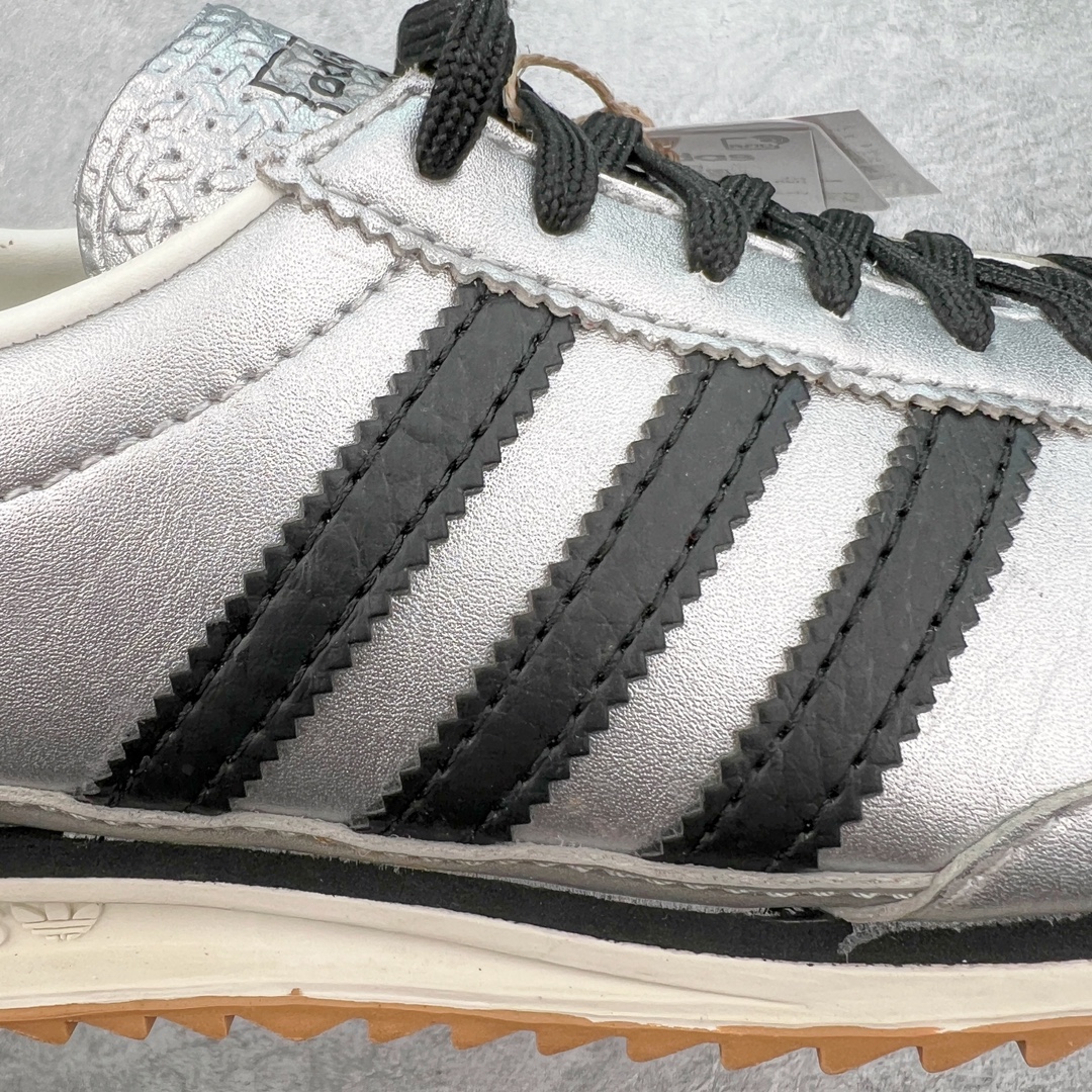 图片[15]-＃MF AD Wmns SL72 OG 系列德训足球风百搭低帮休闲运动板鞋 JH6363 Originals推出复古「T头鞋」造型的SL72鞋款复刻，有男女两款可选。男生款为SL72RS，鞋型挺立饱满，鞋底增加高度，采用麂皮与布面制作，符合复古氛围；女生款为SL72OGW，致敬经典款式，鞋身纤细，还原70年代设计，以绿色呈现，点缀金色细节。多款配色可选。「T 头鞋」这两年有多火大家见到了吧？明星、穿搭博主几乎人手一双，凭借复古味的外观，以及亲民的价格，同样成为了不少球鞋玩家日常上脚首选。近日 adidas Originals 将有「T 头鞋」造型的诞生于 1972 年的 SL72 鞋款复刻带回，各位买鞋又有新选择了。1972 年 SL72 问世后，引领了后来阿迪达斯的跑鞋发展方向，其中「SL」代表了 Super Light，彰显了产品轻便的特性。1972 年 SL72 问世后，引领了后来阿迪达斯的跑鞋发展方向，其中「SL」代表了 Super Light，彰显了产品轻便的特性。这次 adidas Originals 延续其轻质经典的基因，带来男女两款 SL72。男生款带来 SL72 RS 鞋型，RS 意为 Reshaped（重塑），鞋款在保留了经典的外观基础上，在尼龙材质里增加了填充物，使鞋型更加挺立和饱满，鞋头则更加圆润，鞋底的 EVA 材质则增加了鞋款的高度。女生款则带来 SL72 OG W 鞋型，OG 顾名思义则是致敬经典款式，相较于 RS（Reshaped）鞋款，鞋身更加纤细，其整体鞋身轮廓、线条、细节、材质上尊崇 70 年代 SL72 的设计，还原经典味道。尺码：36 36⅔ 37⅓ 38 38⅔ 39⅓ 40 40⅔ 41⅓ 42 42⅔ 43⅓ 44 44⅔ 45-选品中心