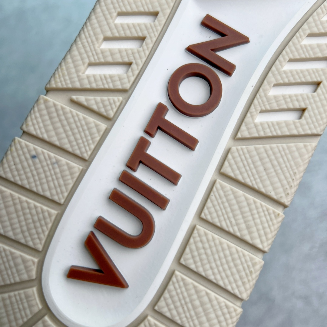 图片[15]-＃FS顶级特价 Louis Vuitton Trainer lv时装走秀运动鞋 实力大厂出品 平台专供 成熟的做工稳定的品控 完美鞋型超高的清洁度 零毛边线头瑕疵 全套原楦原纸版原鞋开模 全网最具灵魂的版型 正确原装黄色鞋盒 正确中底印花 鞋面印花3D高频深度立体 全鞋电脑针车 紧密相连 针距密度一致 环保乳胶注塑鞋垫 厚度脚感还原原版 皮面裁剪部位 统一油边封口工艺 原装橡胶大底含胶量大底组合零偏差 专柜全套包装 防尘袋 说明书 质保卡 男女鞋 尺码：35 36 37 38 39 40 41 42 43 44 45-选品中心