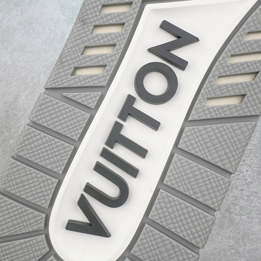 图片[16]-＃FS顶级特价 Louis Vuitton Trainer lv时装走秀运动鞋 实力大厂出品 平台专供 成熟的做工稳定的品控 完美鞋型超高的清洁度 零毛边线头瑕疵 全套原楦原纸版原鞋开模 全网最具灵魂的版型 正确原装黄色鞋盒 正确中底印花 鞋面印花3D高频深度立体 全鞋电脑针车 紧密相连 针距密度一致 环保乳胶注塑鞋垫 厚度脚感还原原版 皮面裁剪部位 统一油边封口工艺 原装橡胶大底含胶量大底组合零偏差 专柜全套包装 防尘袋 说明书 质保卡 男女鞋 尺码：35 36 37 38 39 40 41 42 43 44 45-选品中心