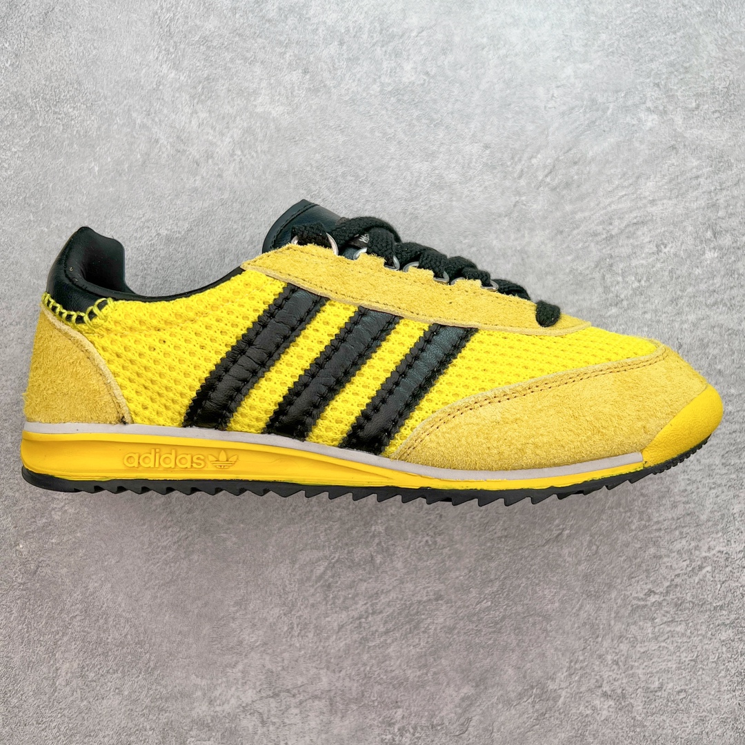 Wales Bonner X adidas Originals SL76 联名黄色 IH9906 Wales Bonner 与 adidas Originals 的联乘系列再次掀起时尚热潮，而其中的 SL76 鞋款更是成为了焦点。相比无鞋盖的Samba，SL76更能俘获我的青睐 这款鞋不仅是对1972年慕尼黑奥运会上经典跑鞋SL72的致敬，更是将怀旧风情与现代设计完美融合。修长的鞋型、针织网层鞋身与绒面板料的交汇，都展现了其精湛的工艺与独特品味。皮革材质的标志三条杠点缀与中底一抹白色腰线，更是为其增添了几分复古奢华的气息。D形环扣的巧妙设计，为鞋带增添了趣味性，同时也提升了鞋款的实用性。鞋底采用EVA材质，不仅增加了鞋款的高度，还提供了更好的缓震性能。齿纹橡胶外底则保证了鞋款的抓地力和耐磨性，让穿着者在运动时更加稳定、安全。尺码：36 36.5 37.5 38 38.5 39 40 40.5 41 42 42.5 43 44 44.5 45-选品中心