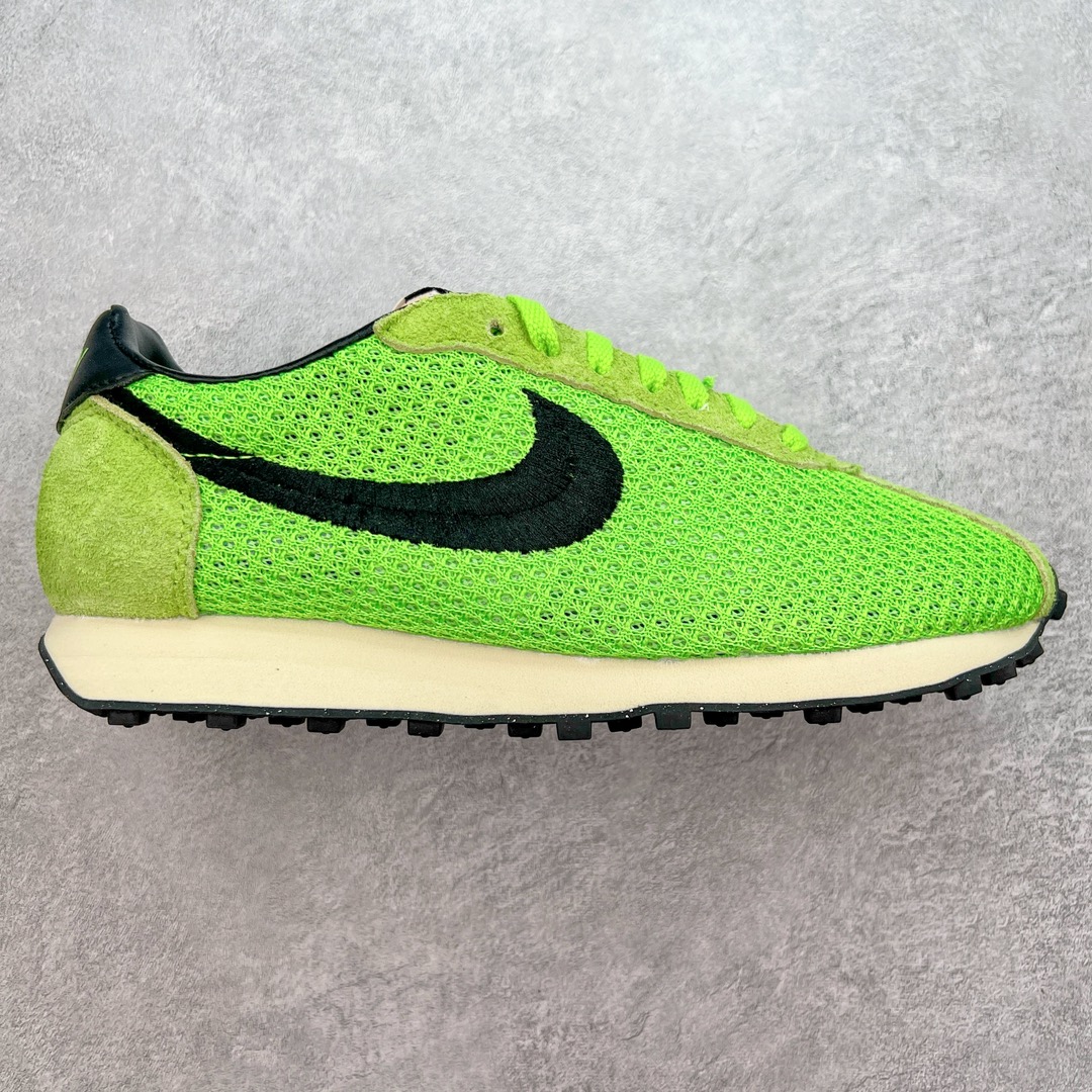 ＃KZ纯原 Stussy x NK Roshe Run LD-1000 舒适百搭防滑耐磨低帮休闲跑步鞋男女同款 斯图西联名米蓝色 FQ5369-300 以其中白蓝色款式为例 设计师将白色作为底色 使用蓝色点缀两侧 NK Swoosh 提升视觉层次感的同时还进一步丰富色彩体系 材质方面更是尽显复古气质 全鞋采用大面积网眼面料设计 再在鞋头位置搭配上一大块绒面革 塑造出出色质感以及良好的透气性能 细节上 最醒目的便是两侧精致的Swoosh 点明品牌身份 此外鞋舌上出现的 Stussy 手绘涂鸦字体同样格外亮眼 不仅如此 鞋款后跟上还有 Stussy 字样 Logo 再次点题 彰显出该鞋款特有的联名属性 尺码：36 36.5 37.5 38 38.5 39 40 40.5 41 42 42.5 43 44 44.5 45 46-选品中心