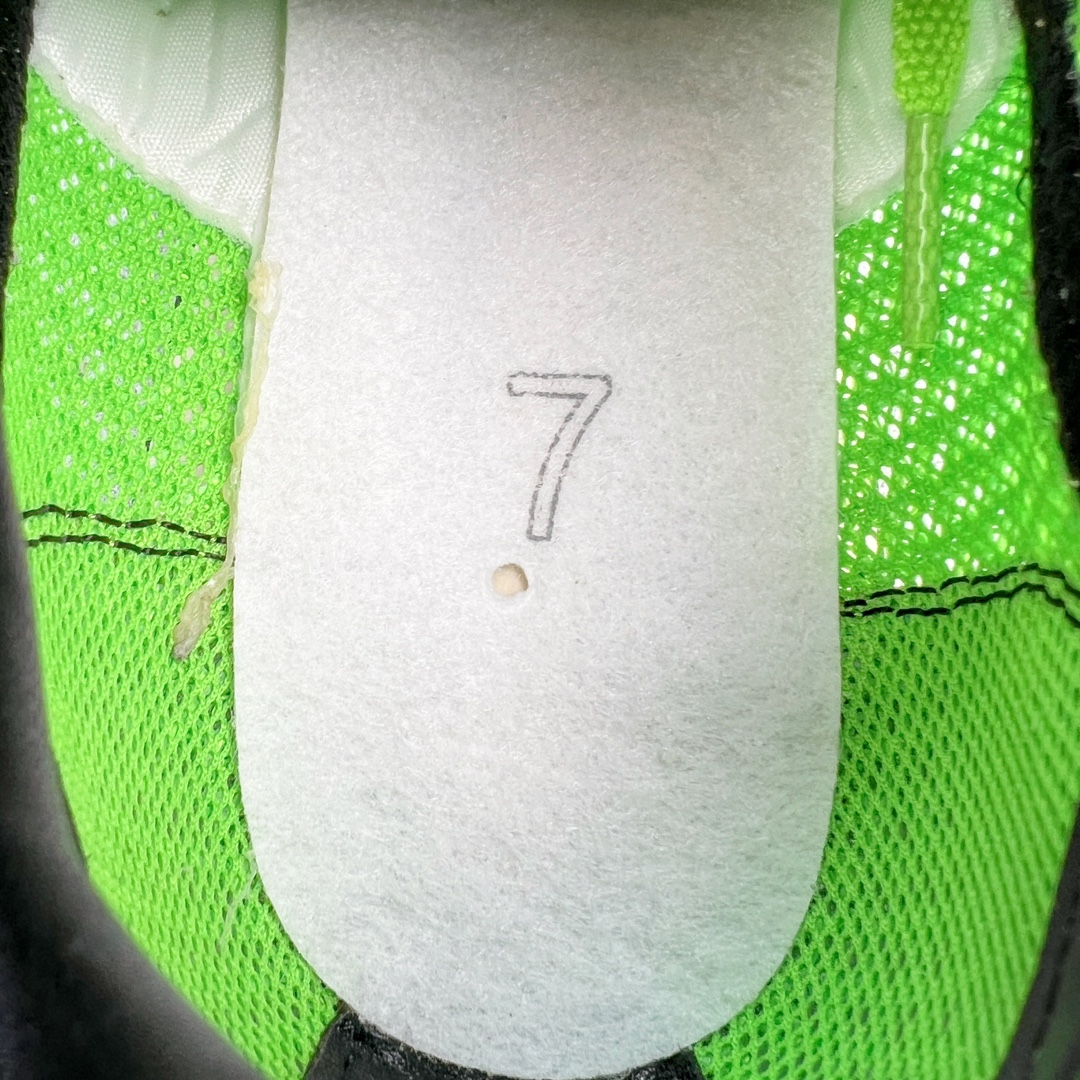 图片[10]-＃KZ纯原 Stussy x NK Roshe Run LD-1000 舒适百搭防滑耐磨低帮休闲跑步鞋男女同款 斯图西联名米蓝色 FQ5369-300 以其中白蓝色款式为例 设计师将白色作为底色 使用蓝色点缀两侧 NK Swoosh 提升视觉层次感的同时还进一步丰富色彩体系 材质方面更是尽显复古气质 全鞋采用大面积网眼面料设计 再在鞋头位置搭配上一大块绒面革 塑造出出色质感以及良好的透气性能 细节上 最醒目的便是两侧精致的Swoosh 点明品牌身份 此外鞋舌上出现的 Stussy 手绘涂鸦字体同样格外亮眼 不仅如此 鞋款后跟上还有 Stussy 字样 Logo 再次点题 彰显出该鞋款特有的联名属性 尺码：36 36.5 37.5 38 38.5 39 40 40.5 41 42 42.5 43 44 44.5 45 46-选品中心