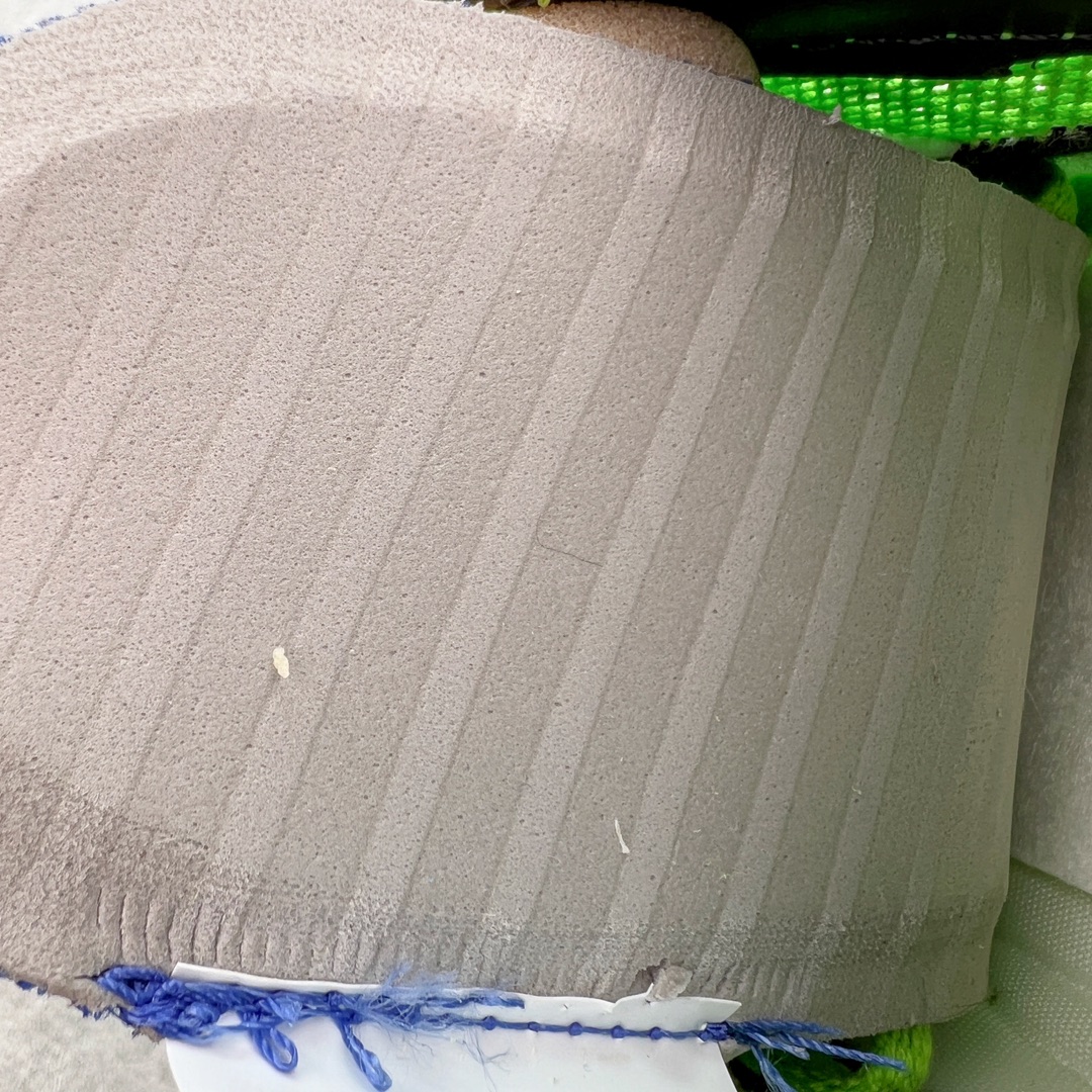 图片[11]-＃KZ纯原 Stussy x NK Roshe Run LD-1000 舒适百搭防滑耐磨低帮休闲跑步鞋男女同款 斯图西联名米蓝色 FQ5369-300 以其中白蓝色款式为例 设计师将白色作为底色 使用蓝色点缀两侧 NK Swoosh 提升视觉层次感的同时还进一步丰富色彩体系 材质方面更是尽显复古气质 全鞋采用大面积网眼面料设计 再在鞋头位置搭配上一大块绒面革 塑造出出色质感以及良好的透气性能 细节上 最醒目的便是两侧精致的Swoosh 点明品牌身份 此外鞋舌上出现的 Stussy 手绘涂鸦字体同样格外亮眼 不仅如此 鞋款后跟上还有 Stussy 字样 Logo 再次点题 彰显出该鞋款特有的联名属性 尺码：36 36.5 37.5 38 38.5 39 40 40.5 41 42 42.5 43 44 44.5 45 46-选品中心