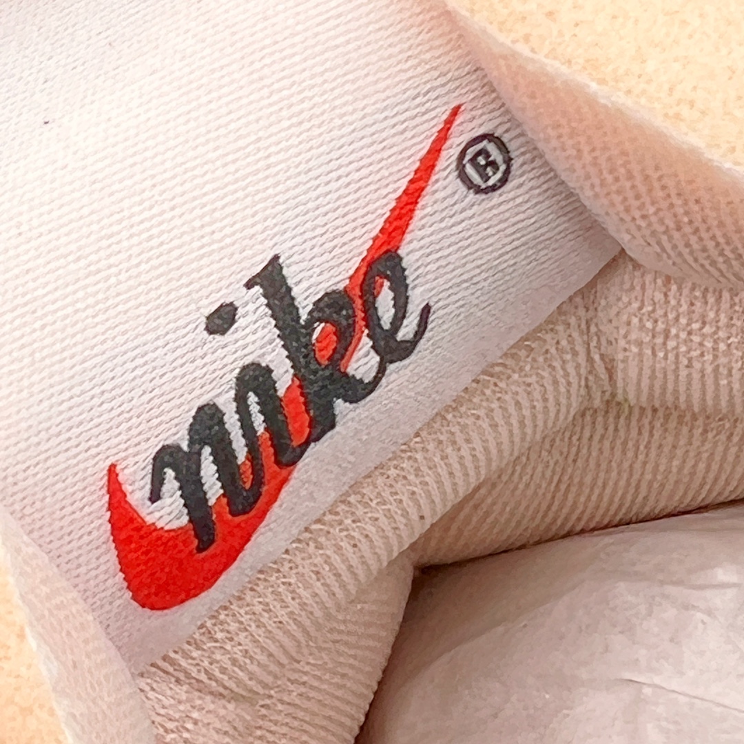 图片[13]-＃KZ纯原 Stussy x NK Roshe Run LD-1000 舒适百搭防滑耐磨低帮休闲跑步鞋男女同款 斯图西联名米蓝色 FQ5369-300 以其中白蓝色款式为例 设计师将白色作为底色 使用蓝色点缀两侧 NK Swoosh 提升视觉层次感的同时还进一步丰富色彩体系 材质方面更是尽显复古气质 全鞋采用大面积网眼面料设计 再在鞋头位置搭配上一大块绒面革 塑造出出色质感以及良好的透气性能 细节上 最醒目的便是两侧精致的Swoosh 点明品牌身份 此外鞋舌上出现的 Stussy 手绘涂鸦字体同样格外亮眼 不仅如此 鞋款后跟上还有 Stussy 字样 Logo 再次点题 彰显出该鞋款特有的联名属性 尺码：36 36.5 37.5 38 38.5 39 40 40.5 41 42 42.5 43 44 44.5 45 46-选品中心