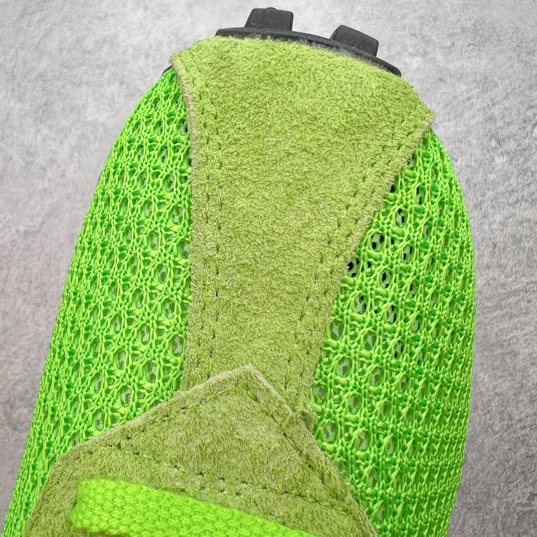 图片[17]-＃KZ纯原 Stussy x NK Roshe Run LD-1000 舒适百搭防滑耐磨低帮休闲跑步鞋男女同款 斯图西联名米蓝色 FQ5369-300 以其中白蓝色款式为例 设计师将白色作为底色 使用蓝色点缀两侧 NK Swoosh 提升视觉层次感的同时还进一步丰富色彩体系 材质方面更是尽显复古气质 全鞋采用大面积网眼面料设计 再在鞋头位置搭配上一大块绒面革 塑造出出色质感以及良好的透气性能 细节上 最醒目的便是两侧精致的Swoosh 点明品牌身份 此外鞋舌上出现的 Stussy 手绘涂鸦字体同样格外亮眼 不仅如此 鞋款后跟上还有 Stussy 字样 Logo 再次点题 彰显出该鞋款特有的联名属性 尺码：36 36.5 37.5 38 38.5 39 40 40.5 41 42 42.5 43 44 44.5 45 46-选品中心