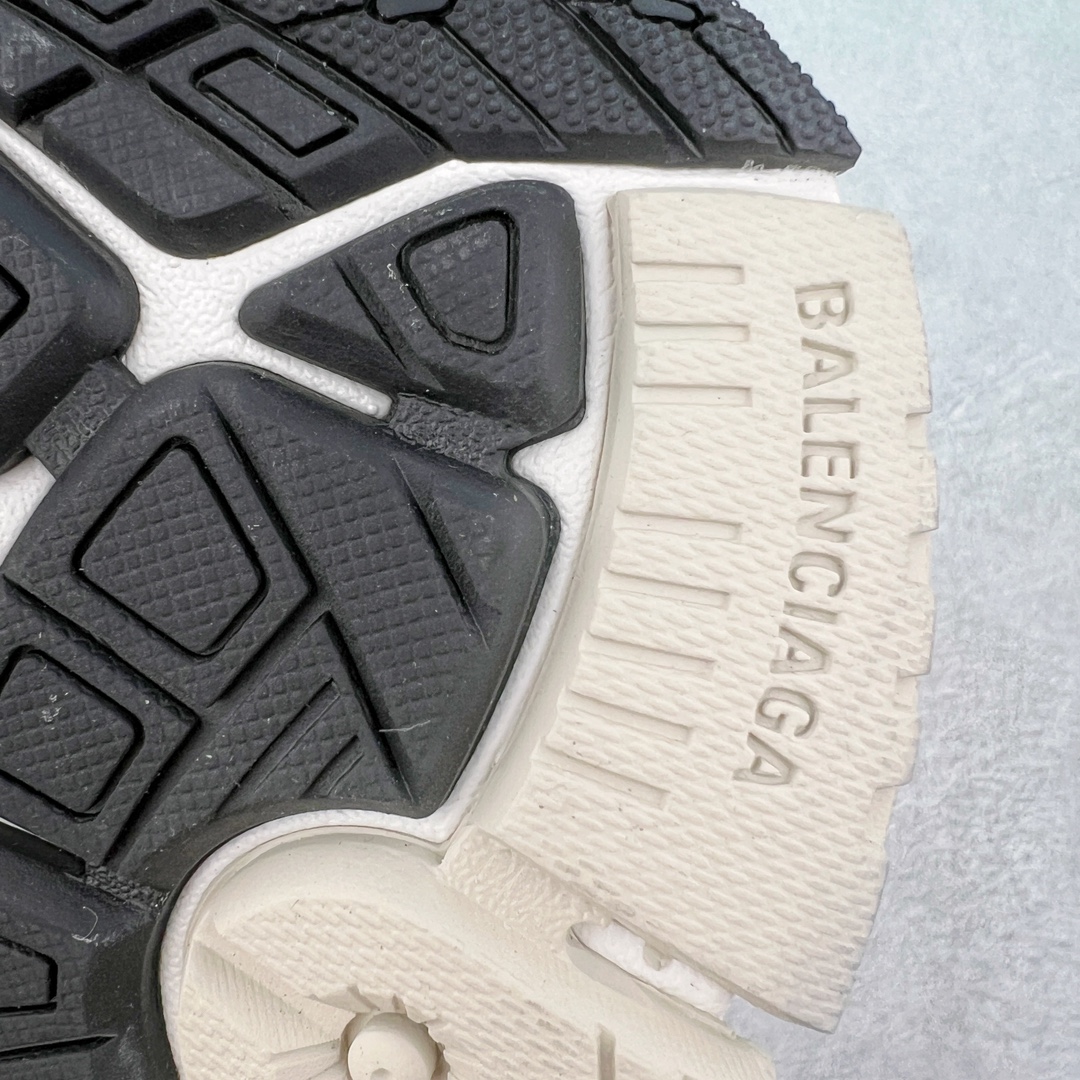 图片[16]-＃纯原 BALENCIAGA Runner Sneaker 巴黎世家七代慢跑系列低帮复古野跑潮流运动鞋老爹鞋 尼龙和网布材质 磨损效果 鞋头边缘印有尺码 背面浮印尺码 外侧印有跑者徽标 鞋舌刺绣 Balenciaga 品牌标识 鞋跟背面 Balenciaga品牌标识 材质采用65%聚氨酯、35%聚酯纤维 全新 Runner 鞋型轮廓借鉴于 2000 年初的复古线条 搭载大网眼面料制成鞋面基础，由粉色、白色尼龍与橡胶质地覆盖鞋面诠释线条感 当中透过几道手缝线与折损痕更是精准的掌握历经时间淬炼的破旧痕迹 延续其手法至鞋领、鞋跟、鞋带、中底等部分均饰有破损及脏污之貌 尤其是鞋领处与鞋带孔眼条更是采用不规则做旧技术将内容物泡棉随机露出 尺码：35 36 37 38 39 40 41 42 43 44 45 46-选品中心