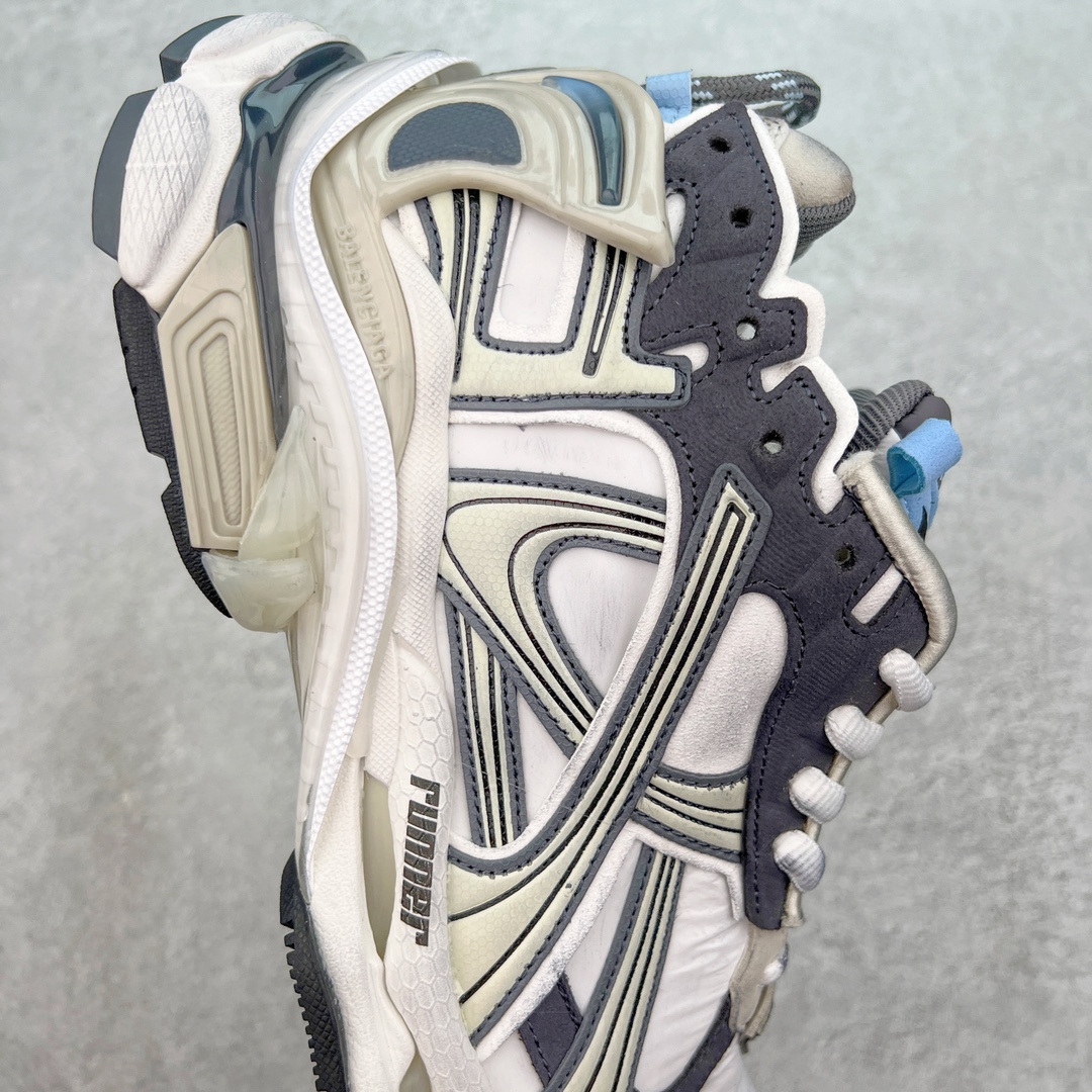 图片[6]-＃纯原 BALENCIAGA Runner Sneaker 巴黎世家七代慢跑系列低帮复古野跑潮流运动鞋老爹鞋 尼龙和网布材质 磨损效果 鞋头边缘印有尺码 背面浮印尺码 外侧印有跑者徽标 鞋舌刺绣 Balenciaga 品牌标识 鞋跟背面 Balenciaga品牌标识 材质采用65%聚氨酯、35%聚酯纤维 全新 Runner 鞋型轮廓借鉴于 2000 年初的复古线条 搭载大网眼面料制成鞋面基础，由粉色、白色尼龍与橡胶质地覆盖鞋面诠释线条感 当中透过几道手缝线与折损痕更是精准的掌握历经时间淬炼的破旧痕迹 延续其手法至鞋领、鞋跟、鞋带、中底等部分均饰有破损及脏污之貌 尤其是鞋领处与鞋带孔眼条更是采用不规则做旧技术将内容物泡棉随机露出 尺码：35 36 37 38 39 40 41 42 43 44 45 46-选品中心