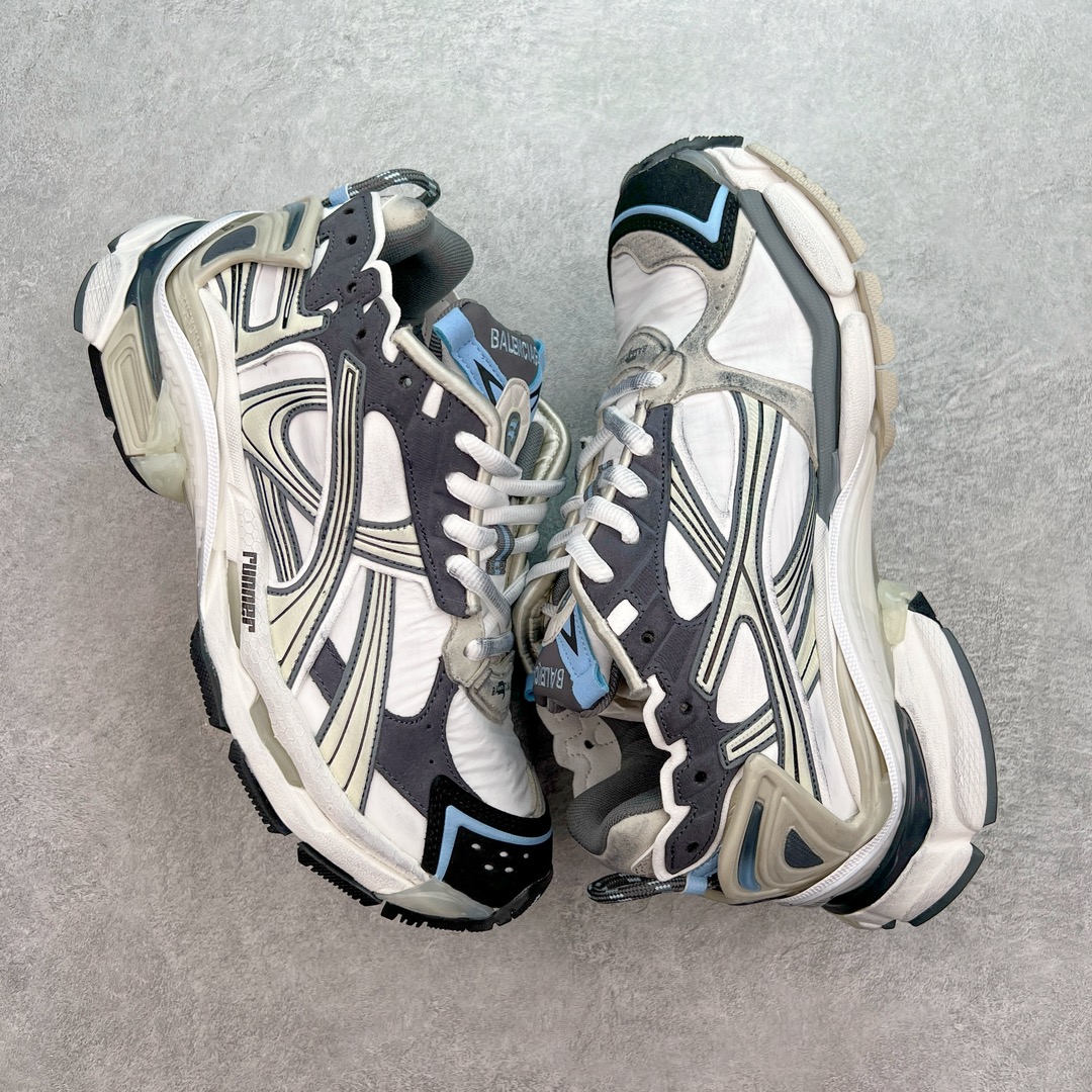 图片[3]-＃纯原 BALENCIAGA Runner Sneaker 巴黎世家七代慢跑系列低帮复古野跑潮流运动鞋老爹鞋 尼龙和网布材质 磨损效果 鞋头边缘印有尺码 背面浮印尺码 外侧印有跑者徽标 鞋舌刺绣 Balenciaga 品牌标识 鞋跟背面 Balenciaga品牌标识 材质采用65%聚氨酯、35%聚酯纤维 全新 Runner 鞋型轮廓借鉴于 2000 年初的复古线条 搭载大网眼面料制成鞋面基础，由粉色、白色尼龍与橡胶质地覆盖鞋面诠释线条感 当中透过几道手缝线与折损痕更是精准的掌握历经时间淬炼的破旧痕迹 延续其手法至鞋领、鞋跟、鞋带、中底等部分均饰有破损及脏污之貌 尤其是鞋领处与鞋带孔眼条更是采用不规则做旧技术将内容物泡棉随机露出 尺码：35 36 37 38 39 40 41 42 43 44 45 46-选品中心