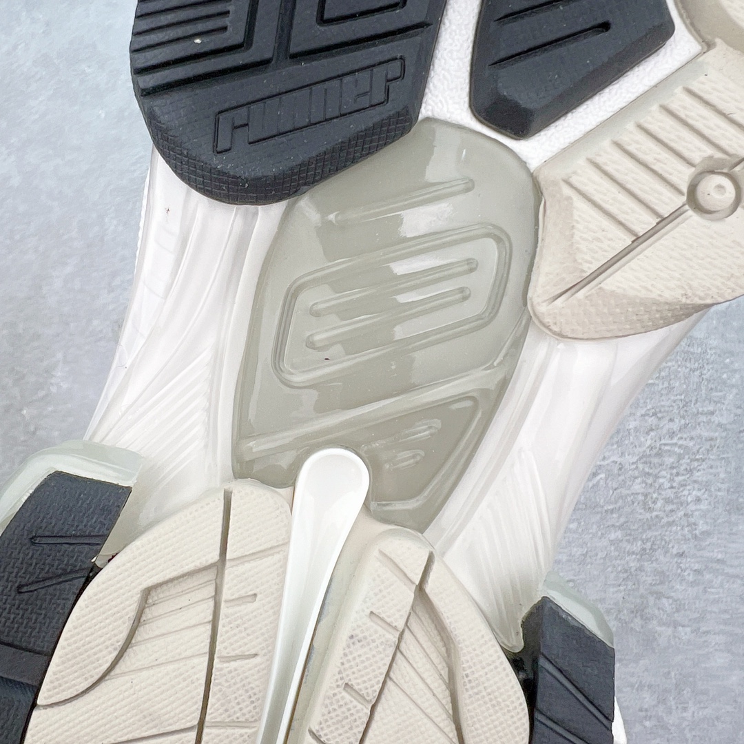 图片[17]-＃纯原 BALENCIAGA Runner Sneaker 巴黎世家七代慢跑系列低帮复古野跑潮流运动鞋老爹鞋 尼龙和网布材质 磨损效果 鞋头边缘印有尺码 背面浮印尺码 外侧印有跑者徽标 鞋舌刺绣 Balenciaga 品牌标识 鞋跟背面 Balenciaga品牌标识 材质采用65%聚氨酯、35%聚酯纤维 全新 Runner 鞋型轮廓借鉴于 2000 年初的复古线条 搭载大网眼面料制成鞋面基础，由粉色、白色尼龍与橡胶质地覆盖鞋面诠释线条感 当中透过几道手缝线与折损痕更是精准的掌握历经时间淬炼的破旧痕迹 延续其手法至鞋领、鞋跟、鞋带、中底等部分均饰有破损及脏污之貌 尤其是鞋领处与鞋带孔眼条更是采用不规则做旧技术将内容物泡棉随机露出 尺码：35 36 37 38 39 40 41 42 43 44 45 46-选品中心