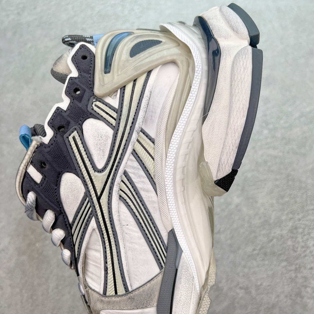 图片[7]-＃纯原 BALENCIAGA Runner Sneaker 巴黎世家七代慢跑系列低帮复古野跑潮流运动鞋老爹鞋 尼龙和网布材质 磨损效果 鞋头边缘印有尺码 背面浮印尺码 外侧印有跑者徽标 鞋舌刺绣 Balenciaga 品牌标识 鞋跟背面 Balenciaga品牌标识 材质采用65%聚氨酯、35%聚酯纤维 全新 Runner 鞋型轮廓借鉴于 2000 年初的复古线条 搭载大网眼面料制成鞋面基础，由粉色、白色尼龍与橡胶质地覆盖鞋面诠释线条感 当中透过几道手缝线与折损痕更是精准的掌握历经时间淬炼的破旧痕迹 延续其手法至鞋领、鞋跟、鞋带、中底等部分均饰有破损及脏污之貌 尤其是鞋领处与鞋带孔眼条更是采用不规则做旧技术将内容物泡棉随机露出 尺码：35 36 37 38 39 40 41 42 43 44 45 46-选品中心