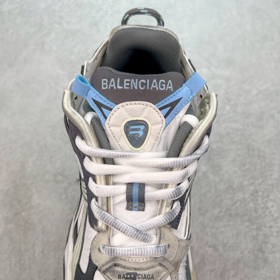 图片[5]-＃纯原 BALENCIAGA Runner Sneaker 巴黎世家七代慢跑系列低帮复古野跑潮流运动鞋老爹鞋 尼龙和网布材质 磨损效果 鞋头边缘印有尺码 背面浮印尺码 外侧印有跑者徽标 鞋舌刺绣 Balenciaga 品牌标识 鞋跟背面 Balenciaga品牌标识 材质采用65%聚氨酯、35%聚酯纤维 全新 Runner 鞋型轮廓借鉴于 2000 年初的复古线条 搭载大网眼面料制成鞋面基础，由粉色、白色尼龍与橡胶质地覆盖鞋面诠释线条感 当中透过几道手缝线与折损痕更是精准的掌握历经时间淬炼的破旧痕迹 延续其手法至鞋领、鞋跟、鞋带、中底等部分均饰有破损及脏污之貌 尤其是鞋领处与鞋带孔眼条更是采用不规则做旧技术将内容物泡棉随机露出 尺码：35 36 37 38 39 40 41 42 43 44 45 46-选品中心