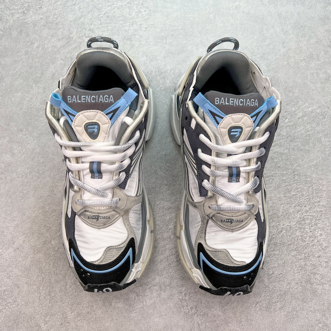 图片[2]-＃纯原 BALENCIAGA Runner Sneaker 巴黎世家七代慢跑系列低帮复古野跑潮流运动鞋老爹鞋 尼龙和网布材质 磨损效果 鞋头边缘印有尺码 背面浮印尺码 外侧印有跑者徽标 鞋舌刺绣 Balenciaga 品牌标识 鞋跟背面 Balenciaga品牌标识 材质采用65%聚氨酯、35%聚酯纤维 全新 Runner 鞋型轮廓借鉴于 2000 年初的复古线条 搭载大网眼面料制成鞋面基础，由粉色、白色尼龍与橡胶质地覆盖鞋面诠释线条感 当中透过几道手缝线与折损痕更是精准的掌握历经时间淬炼的破旧痕迹 延续其手法至鞋领、鞋跟、鞋带、中底等部分均饰有破损及脏污之貌 尤其是鞋领处与鞋带孔眼条更是采用不规则做旧技术将内容物泡棉随机露出 尺码：35 36 37 38 39 40 41 42 43 44 45 46-选品中心