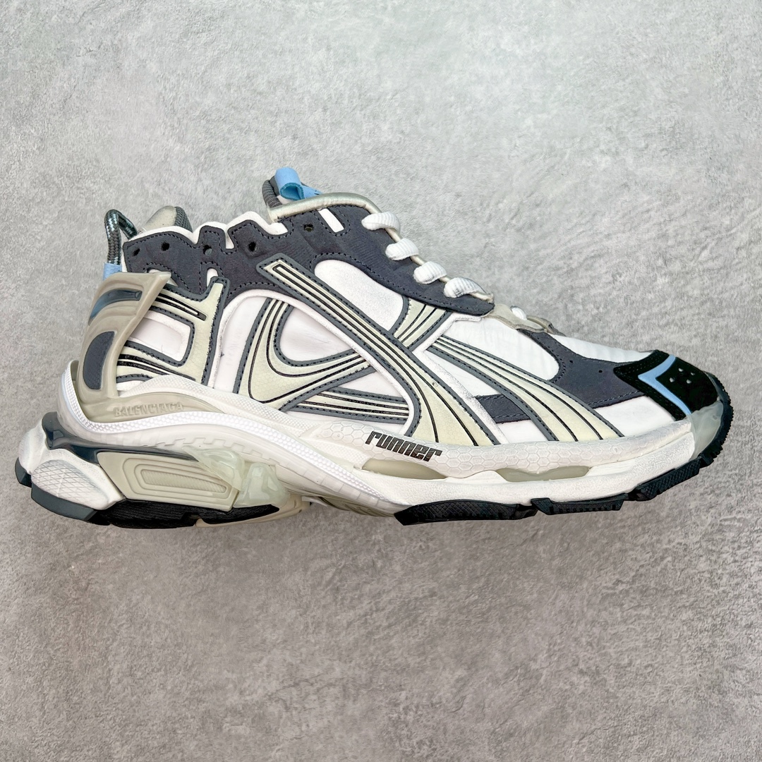 ＃纯原 BALENCIAGA Runner Sneaker 巴黎世家七代慢跑系列低帮复古野跑潮流运动鞋老爹鞋 尼龙和网布材质 磨损效果 鞋头边缘印有尺码 背面浮印尺码 外侧印有跑者徽标 鞋舌刺绣 Balenciaga 品牌标识 鞋跟背面 Balenciaga品牌标识 材质采用65%聚氨酯、35%聚酯纤维 全新 Runner 鞋型轮廓借鉴于 2000 年初的复古线条 搭载大网眼面料制成鞋面基础，由粉色、白色尼龍与橡胶质地覆盖鞋面诠释线条感 当中透过几道手缝线与折损痕更是精准的掌握历经时间淬炼的破旧痕迹 延续其手法至鞋领、鞋跟、鞋带、中底等部分均饰有破损及脏污之貌 尤其是鞋领处与鞋带孔眼条更是采用不规则做旧技术将内容物泡棉随机露出 尺码：35 36 37 38 39 40 41 42 43 44 45 46-选品中心