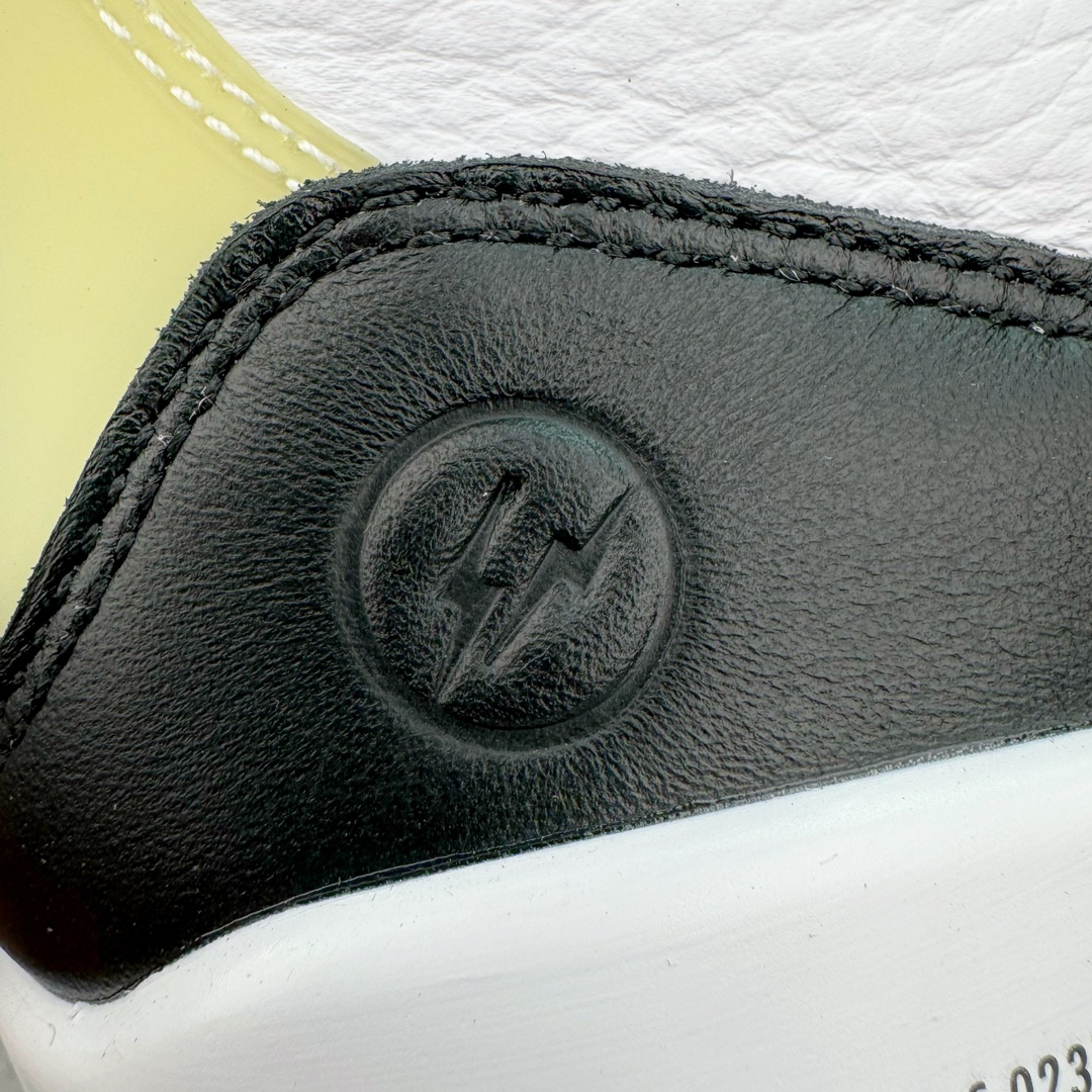 图片[16]-＃QD纯原 Fragment Design x Air Jordan AJ3 Retro 藤原浩闪电联名 DA3595-100 圈内最强三代系列 匠心打造 开发时长超过半年 目前可过各类鉴定或无法鉴定 裸鞋随便操作 全套原纸板楦头开发 原厂大底磨具加持立体防滑纹理 原装可视Air Sole气垫 原汁原味最完美的三代版型 唯一正确鞋头趴度弧度高度鞋身腰线 原厂TPU彩虹扎染后跟饰片 正确内里反口里网布 皮料菱角分明不变形无多余毛边 广东原厂zp同批次手工大底描漆拉丝 市场唯一原厂鞋扣模具 原厂织唛标 原厂飞人电绣工艺 尾指中部跳三针 独家绑鞋带手法 印刷中底布 四线拉帮 米色美纹纸贴合固定 进口港宝加持 后跟自然饱满 全鞋荧光划线卡点 追求极致完美 每一双都是工艺品 多重QC质检 超越公司货的品控标准 实实在在的免检产品 尺码：40.5 41 42 42.5 43 44 44.5 45 45.5 46 47.5 48.5-选品中心