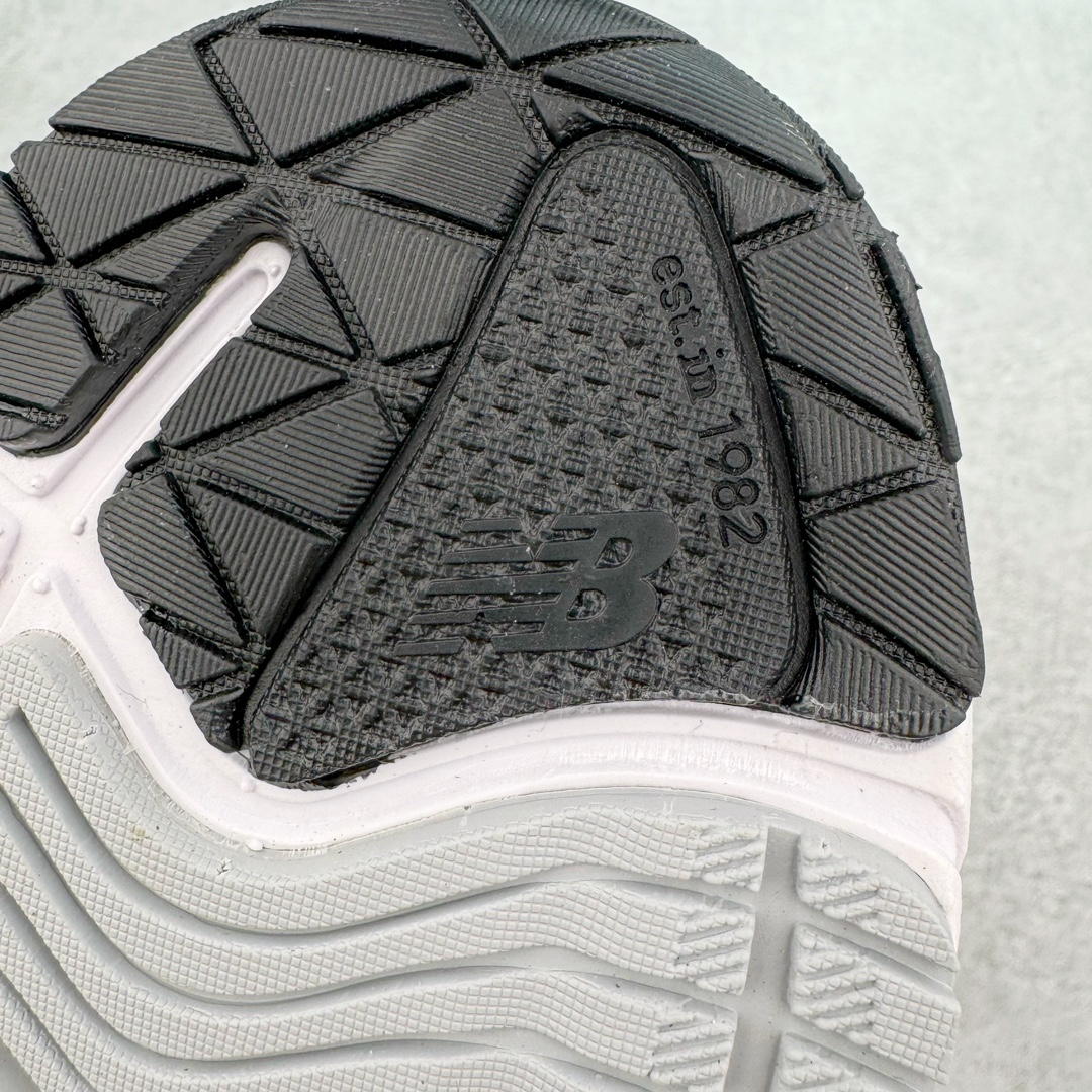 图片[19]-＃K版纯原 New Balance U990PP6 新百伦NB990V6 紫色 这是一双极具现代感设计的复古跑鞋 990v6 鞋面大部分面积依旧采用麂皮和织物材质覆盖 从各种细节上看也还是有点 990v5 的影子 但相比 990v5 990v6 鞋面各种材质的拼接会更加复杂 这次 990v6 最大的改变相信大家应该也发现了 就是看上去貌似比 990v4 和 990v5 两代鞋款加起来还要厚的鞋底 其实这是 New Balance 首次采用的三重缓震组合鞋底 除了之前就有的 ABZORB 缓震科技和 ENCAP 中底 这次新加入了 FuelCell 缓震科技 看来舒适度和增高度 都要更上一层楼呀 990v6 的侧标 Logo 设计少见地没有印在绒面皮革上 而是置于网眼面料以及横跨鞋身的皮革织带之上 同时鞋舌上的标签设计并没有延用此前 990v4 和 990v5 采用的样式设计 而是采用了一种新的类似于三角徽章的设计 所以对于鞋款上的更新变化 既有延续经典的设计 也有创新性的改变 尺码：36 37 37.5 38 38.5 39 40 40.5 41.5 42 42.5 43 44 44.5 45-选品中心