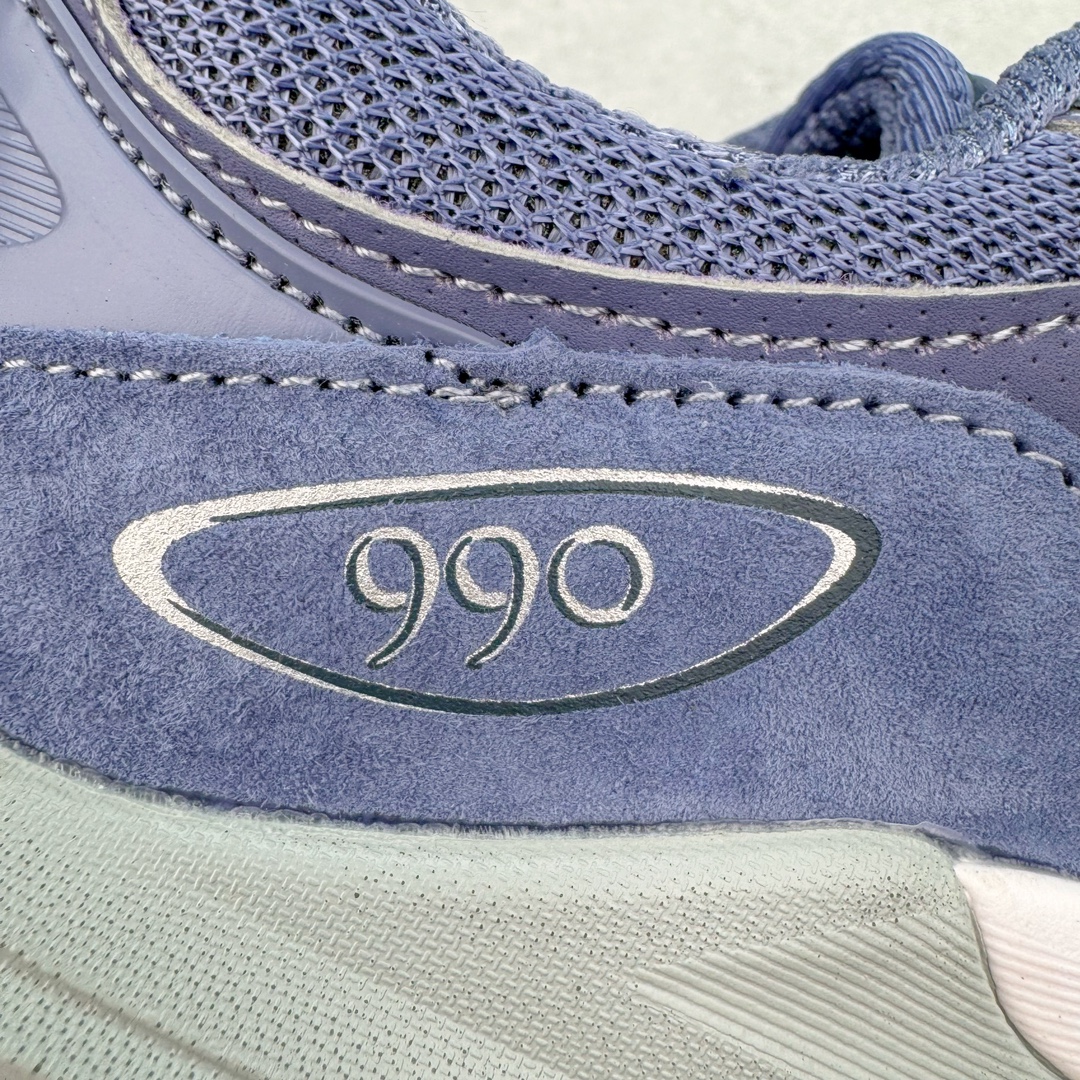 图片[16]-＃K版纯原 New Balance U990PP6 新百伦NB990V6 紫色 这是一双极具现代感设计的复古跑鞋 990v6 鞋面大部分面积依旧采用麂皮和织物材质覆盖 从各种细节上看也还是有点 990v5 的影子 但相比 990v5 990v6 鞋面各种材质的拼接会更加复杂 这次 990v6 最大的改变相信大家应该也发现了 就是看上去貌似比 990v4 和 990v5 两代鞋款加起来还要厚的鞋底 其实这是 New Balance 首次采用的三重缓震组合鞋底 除了之前就有的 ABZORB 缓震科技和 ENCAP 中底 这次新加入了 FuelCell 缓震科技 看来舒适度和增高度 都要更上一层楼呀 990v6 的侧标 Logo 设计少见地没有印在绒面皮革上 而是置于网眼面料以及横跨鞋身的皮革织带之上 同时鞋舌上的标签设计并没有延用此前 990v4 和 990v5 采用的样式设计 而是采用了一种新的类似于三角徽章的设计 所以对于鞋款上的更新变化 既有延续经典的设计 也有创新性的改变 尺码：36 37 37.5 38 38.5 39 40 40.5 41.5 42 42.5 43 44 44.5 45-选品中心