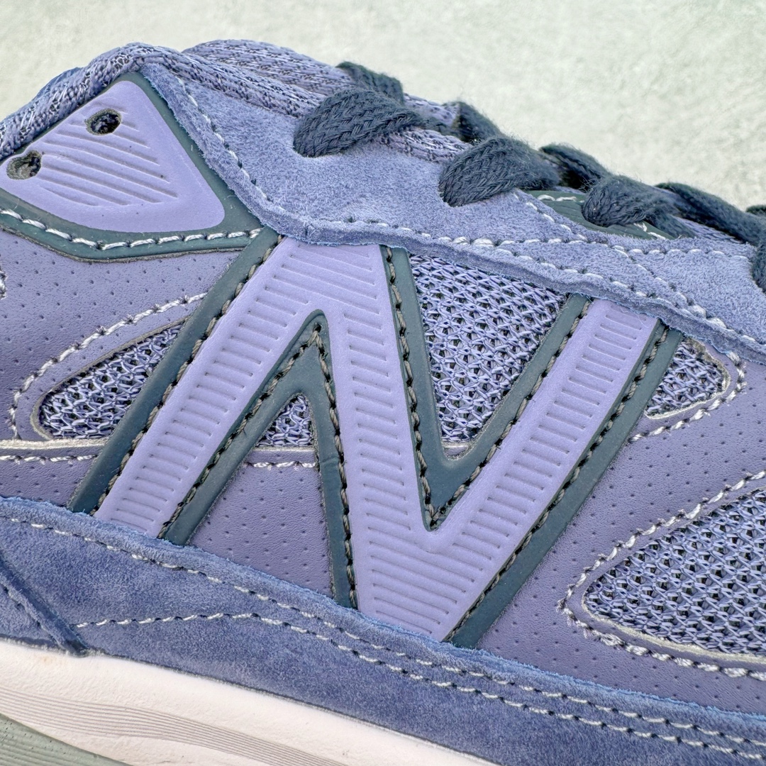 图片[17]-＃K版纯原 New Balance U990PP6 新百伦NB990V6 紫色 这是一双极具现代感设计的复古跑鞋 990v6 鞋面大部分面积依旧采用麂皮和织物材质覆盖 从各种细节上看也还是有点 990v5 的影子 但相比 990v5 990v6 鞋面各种材质的拼接会更加复杂 这次 990v6 最大的改变相信大家应该也发现了 就是看上去貌似比 990v4 和 990v5 两代鞋款加起来还要厚的鞋底 其实这是 New Balance 首次采用的三重缓震组合鞋底 除了之前就有的 ABZORB 缓震科技和 ENCAP 中底 这次新加入了 FuelCell 缓震科技 看来舒适度和增高度 都要更上一层楼呀 990v6 的侧标 Logo 设计少见地没有印在绒面皮革上 而是置于网眼面料以及横跨鞋身的皮革织带之上 同时鞋舌上的标签设计并没有延用此前 990v4 和 990v5 采用的样式设计 而是采用了一种新的类似于三角徽章的设计 所以对于鞋款上的更新变化 既有延续经典的设计 也有创新性的改变 尺码：36 37 37.5 38 38.5 39 40 40.5 41.5 42 42.5 43 44 44.5 45-选品中心