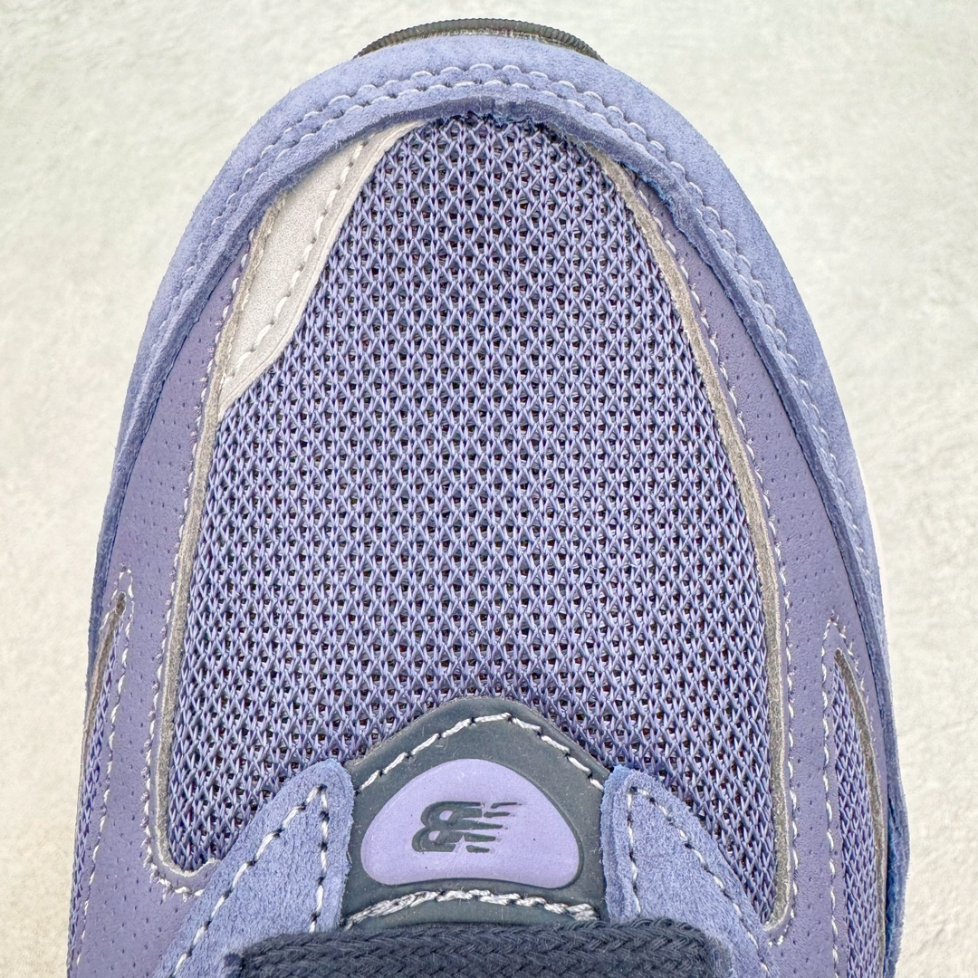 图片[15]-＃K版纯原 New Balance U990PP6 新百伦NB990V6 紫色 这是一双极具现代感设计的复古跑鞋 990v6 鞋面大部分面积依旧采用麂皮和织物材质覆盖 从各种细节上看也还是有点 990v5 的影子 但相比 990v5 990v6 鞋面各种材质的拼接会更加复杂 这次 990v6 最大的改变相信大家应该也发现了 就是看上去貌似比 990v4 和 990v5 两代鞋款加起来还要厚的鞋底 其实这是 New Balance 首次采用的三重缓震组合鞋底 除了之前就有的 ABZORB 缓震科技和 ENCAP 中底 这次新加入了 FuelCell 缓震科技 看来舒适度和增高度 都要更上一层楼呀 990v6 的侧标 Logo 设计少见地没有印在绒面皮革上 而是置于网眼面料以及横跨鞋身的皮革织带之上 同时鞋舌上的标签设计并没有延用此前 990v4 和 990v5 采用的样式设计 而是采用了一种新的类似于三角徽章的设计 所以对于鞋款上的更新变化 既有延续经典的设计 也有创新性的改变 尺码：36 37 37.5 38 38.5 39 40 40.5 41.5 42 42.5 43 44 44.5 45-选品中心