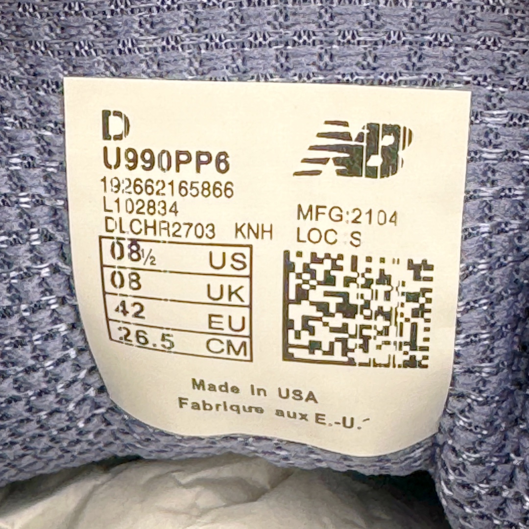 图片[11]-＃K版纯原 New Balance U990PP6 新百伦NB990V6 紫色 这是一双极具现代感设计的复古跑鞋 990v6 鞋面大部分面积依旧采用麂皮和织物材质覆盖 从各种细节上看也还是有点 990v5 的影子 但相比 990v5 990v6 鞋面各种材质的拼接会更加复杂 这次 990v6 最大的改变相信大家应该也发现了 就是看上去貌似比 990v4 和 990v5 两代鞋款加起来还要厚的鞋底 其实这是 New Balance 首次采用的三重缓震组合鞋底 除了之前就有的 ABZORB 缓震科技和 ENCAP 中底 这次新加入了 FuelCell 缓震科技 看来舒适度和增高度 都要更上一层楼呀 990v6 的侧标 Logo 设计少见地没有印在绒面皮革上 而是置于网眼面料以及横跨鞋身的皮革织带之上 同时鞋舌上的标签设计并没有延用此前 990v4 和 990v5 采用的样式设计 而是采用了一种新的类似于三角徽章的设计 所以对于鞋款上的更新变化 既有延续经典的设计 也有创新性的改变 尺码：36 37 37.5 38 38.5 39 40 40.5 41.5 42 42.5 43 44 44.5 45-选品中心