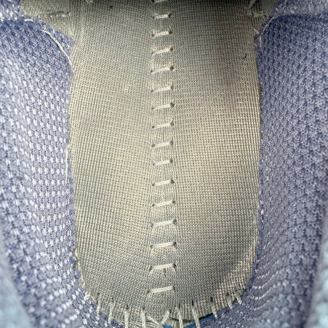 图片[10]-＃K版纯原 New Balance U990PP6 新百伦NB990V6 紫色 这是一双极具现代感设计的复古跑鞋 990v6 鞋面大部分面积依旧采用麂皮和织物材质覆盖 从各种细节上看也还是有点 990v5 的影子 但相比 990v5 990v6 鞋面各种材质的拼接会更加复杂 这次 990v6 最大的改变相信大家应该也发现了 就是看上去貌似比 990v4 和 990v5 两代鞋款加起来还要厚的鞋底 其实这是 New Balance 首次采用的三重缓震组合鞋底 除了之前就有的 ABZORB 缓震科技和 ENCAP 中底 这次新加入了 FuelCell 缓震科技 看来舒适度和增高度 都要更上一层楼呀 990v6 的侧标 Logo 设计少见地没有印在绒面皮革上 而是置于网眼面料以及横跨鞋身的皮革织带之上 同时鞋舌上的标签设计并没有延用此前 990v4 和 990v5 采用的样式设计 而是采用了一种新的类似于三角徽章的设计 所以对于鞋款上的更新变化 既有延续经典的设计 也有创新性的改变 尺码：36 37 37.5 38 38.5 39 40 40.5 41.5 42 42.5 43 44 44.5 45-选品中心