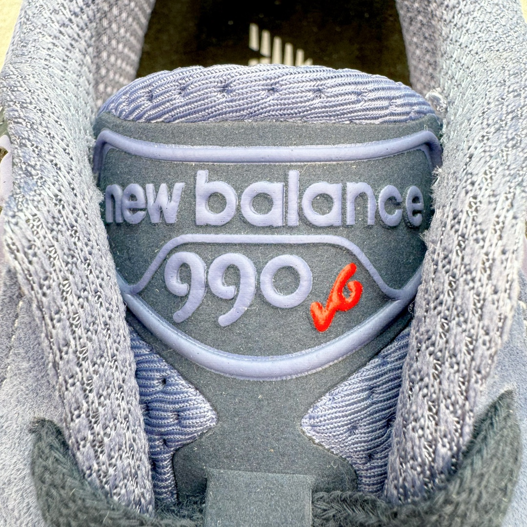 图片[14]-＃K版纯原 New Balance U990PP6 新百伦NB990V6 紫色 这是一双极具现代感设计的复古跑鞋 990v6 鞋面大部分面积依旧采用麂皮和织物材质覆盖 从各种细节上看也还是有点 990v5 的影子 但相比 990v5 990v6 鞋面各种材质的拼接会更加复杂 这次 990v6 最大的改变相信大家应该也发现了 就是看上去貌似比 990v4 和 990v5 两代鞋款加起来还要厚的鞋底 其实这是 New Balance 首次采用的三重缓震组合鞋底 除了之前就有的 ABZORB 缓震科技和 ENCAP 中底 这次新加入了 FuelCell 缓震科技 看来舒适度和增高度 都要更上一层楼呀 990v6 的侧标 Logo 设计少见地没有印在绒面皮革上 而是置于网眼面料以及横跨鞋身的皮革织带之上 同时鞋舌上的标签设计并没有延用此前 990v4 和 990v5 采用的样式设计 而是采用了一种新的类似于三角徽章的设计 所以对于鞋款上的更新变化 既有延续经典的设计 也有创新性的改变 尺码：36 37 37.5 38 38.5 39 40 40.5 41.5 42 42.5 43 44 44.5 45-选品中心