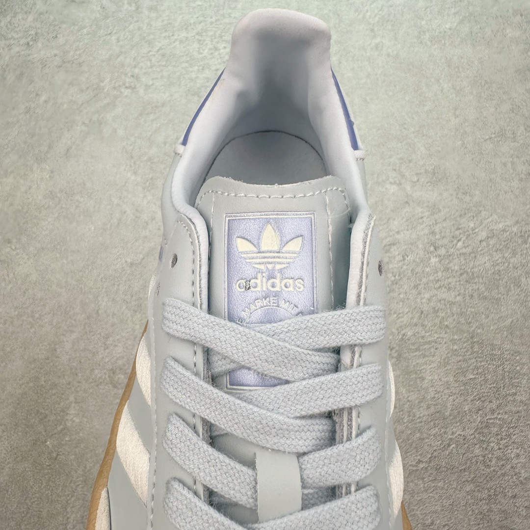 图片[5]-AD Samba XLG 桑巴舞加大厚底版系列德训风百搭松糕休闲运动板鞋生胶底 IG1953 自Originals Samba成功借势Blokecore风潮一跃成为街头巷尾的焦点鞋款后,不论是围绕Samba本身打造的各式「变种版本」,还是以Samba为蓝本打造联名鞋款,都成为了时尚潮流人士日常穿搭首选。Samba XLG是adidas Originals不断扩展XLG系列的一部分,旨在与年轻文化相契合,迎合那些希望通过个性时尚表达自我而不愿牺牲舒适度的年轻群体。街头时尚领域的Gen Z特别偏爱宽松的穿着风格。Samba XLG针对这一点做了创新。它在延续Samba OG经典设计的基础上,迎合年轻群体的穿着习惯,重塑为宽大的鞋身比例轮廓以及加厚中底,让消费者轻松展示自己独特的风格。全新的Samba XLG系列不仅迎合了当下年轻群体的穿搭习惯,加宽了鞋身比例以及将中底进一步增厚,在视觉比例上更加饱满,同时还保留了经典Samba的细节,这样一来,鞋迷朋友在穿搭上不仅能更加个性化,而且还能延续一定的复古感受。尺码：36 36⅔ 37⅓ 38 38⅔ 39⅓ 40 40⅔ 41⅓ 42 42⅔ 43⅓ 44 45-选品中心