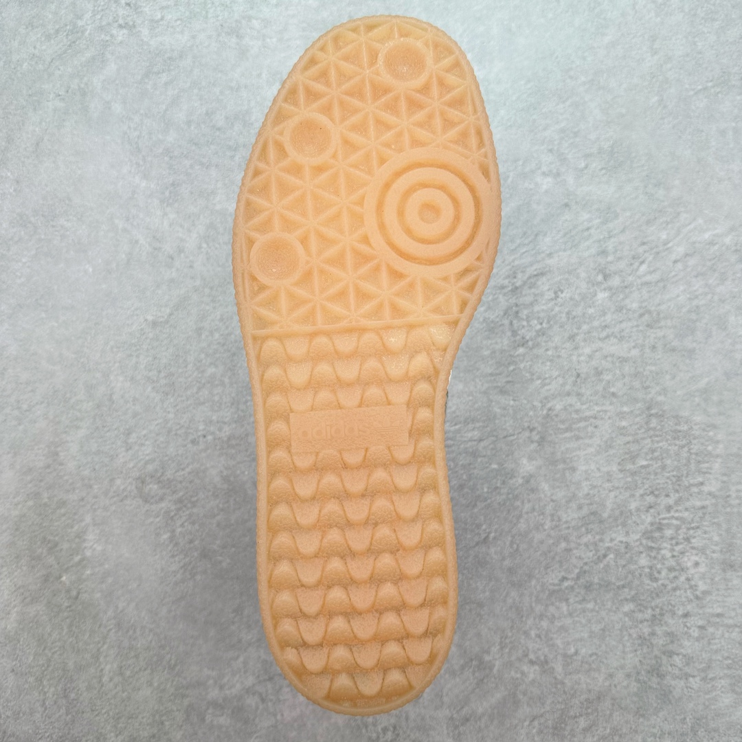 图片[9]-AD Samba XLG 桑巴舞加大厚底版系列德训风百搭松糕休闲运动板鞋生胶底 IG1953 自Originals Samba成功借势Blokecore风潮一跃成为街头巷尾的焦点鞋款后,不论是围绕Samba本身打造的各式「变种版本」,还是以Samba为蓝本打造联名鞋款,都成为了时尚潮流人士日常穿搭首选。Samba XLG是adidas Originals不断扩展XLG系列的一部分,旨在与年轻文化相契合,迎合那些希望通过个性时尚表达自我而不愿牺牲舒适度的年轻群体。街头时尚领域的Gen Z特别偏爱宽松的穿着风格。Samba XLG针对这一点做了创新。它在延续Samba OG经典设计的基础上,迎合年轻群体的穿着习惯,重塑为宽大的鞋身比例轮廓以及加厚中底,让消费者轻松展示自己独特的风格。全新的Samba XLG系列不仅迎合了当下年轻群体的穿搭习惯,加宽了鞋身比例以及将中底进一步增厚,在视觉比例上更加饱满,同时还保留了经典Samba的细节,这样一来,鞋迷朋友在穿搭上不仅能更加个性化,而且还能延续一定的复古感受。尺码：36 36⅔ 37⅓ 38 38⅔ 39⅓ 40 40⅔ 41⅓ 42 42⅔ 43⅓ 44 45-选品中心