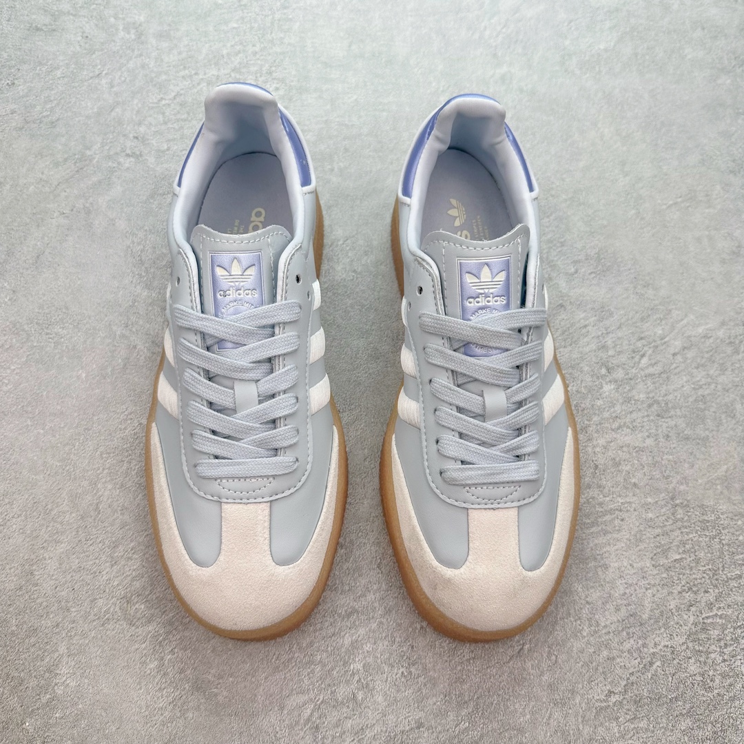 图片[2]-AD Samba XLG 桑巴舞加大厚底版系列德训风百搭松糕休闲运动板鞋生胶底 IG1953 自Originals Samba成功借势Blokecore风潮一跃成为街头巷尾的焦点鞋款后,不论是围绕Samba本身打造的各式「变种版本」,还是以Samba为蓝本打造联名鞋款,都成为了时尚潮流人士日常穿搭首选。Samba XLG是adidas Originals不断扩展XLG系列的一部分,旨在与年轻文化相契合,迎合那些希望通过个性时尚表达自我而不愿牺牲舒适度的年轻群体。街头时尚领域的Gen Z特别偏爱宽松的穿着风格。Samba XLG针对这一点做了创新。它在延续Samba OG经典设计的基础上,迎合年轻群体的穿着习惯,重塑为宽大的鞋身比例轮廓以及加厚中底,让消费者轻松展示自己独特的风格。全新的Samba XLG系列不仅迎合了当下年轻群体的穿搭习惯,加宽了鞋身比例以及将中底进一步增厚,在视觉比例上更加饱满,同时还保留了经典Samba的细节,这样一来,鞋迷朋友在穿搭上不仅能更加个性化,而且还能延续一定的复古感受。尺码：36 36⅔ 37⅓ 38 38⅔ 39⅓ 40 40⅔ 41⅓ 42 42⅔ 43⅓ 44 45-选品中心