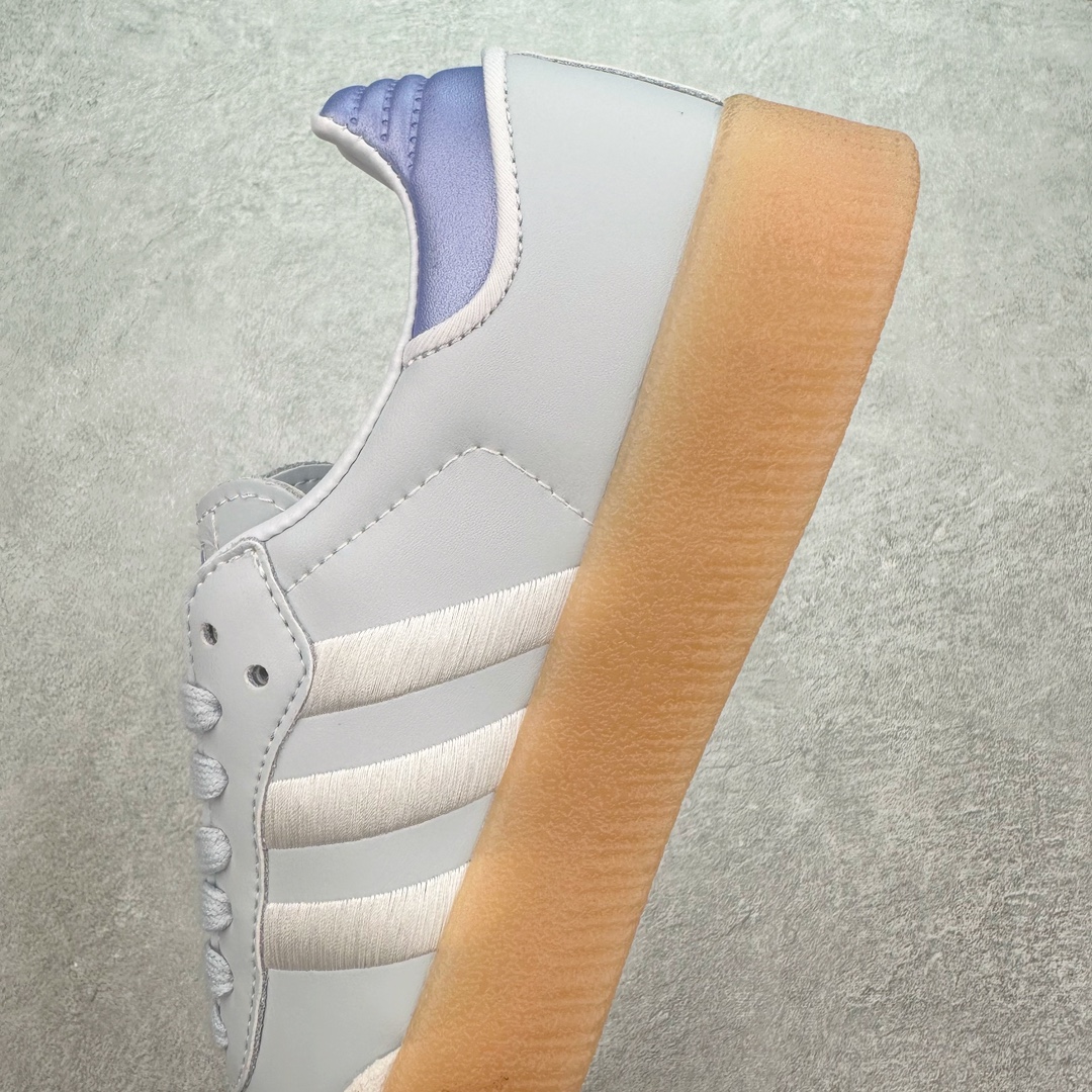 图片[7]-AD Samba XLG 桑巴舞加大厚底版系列德训风百搭松糕休闲运动板鞋生胶底 IG1953 自Originals Samba成功借势Blokecore风潮一跃成为街头巷尾的焦点鞋款后,不论是围绕Samba本身打造的各式「变种版本」,还是以Samba为蓝本打造联名鞋款,都成为了时尚潮流人士日常穿搭首选。Samba XLG是adidas Originals不断扩展XLG系列的一部分,旨在与年轻文化相契合,迎合那些希望通过个性时尚表达自我而不愿牺牲舒适度的年轻群体。街头时尚领域的Gen Z特别偏爱宽松的穿着风格。Samba XLG针对这一点做了创新。它在延续Samba OG经典设计的基础上,迎合年轻群体的穿着习惯,重塑为宽大的鞋身比例轮廓以及加厚中底,让消费者轻松展示自己独特的风格。全新的Samba XLG系列不仅迎合了当下年轻群体的穿搭习惯,加宽了鞋身比例以及将中底进一步增厚,在视觉比例上更加饱满,同时还保留了经典Samba的细节,这样一来,鞋迷朋友在穿搭上不仅能更加个性化,而且还能延续一定的复古感受。尺码：36 36⅔ 37⅓ 38 38⅔ 39⅓ 40 40⅔ 41⅓ 42 42⅔ 43⅓ 44 45-选品中心