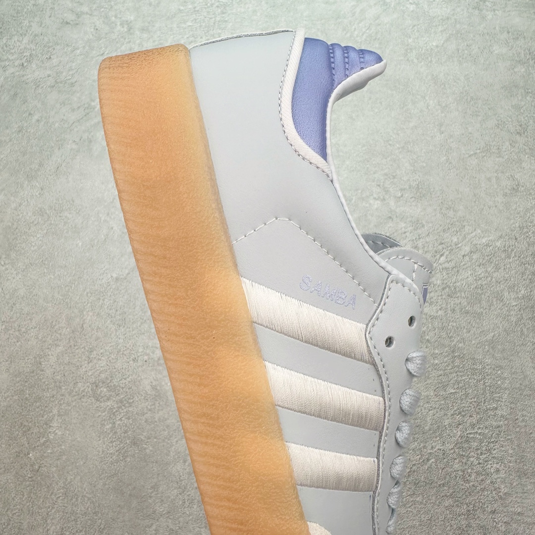 图片[6]-AD Samba XLG 桑巴舞加大厚底版系列德训风百搭松糕休闲运动板鞋生胶底 IG1953 自Originals Samba成功借势Blokecore风潮一跃成为街头巷尾的焦点鞋款后,不论是围绕Samba本身打造的各式「变种版本」,还是以Samba为蓝本打造联名鞋款,都成为了时尚潮流人士日常穿搭首选。Samba XLG是adidas Originals不断扩展XLG系列的一部分,旨在与年轻文化相契合,迎合那些希望通过个性时尚表达自我而不愿牺牲舒适度的年轻群体。街头时尚领域的Gen Z特别偏爱宽松的穿着风格。Samba XLG针对这一点做了创新。它在延续Samba OG经典设计的基础上,迎合年轻群体的穿着习惯,重塑为宽大的鞋身比例轮廓以及加厚中底,让消费者轻松展示自己独特的风格。全新的Samba XLG系列不仅迎合了当下年轻群体的穿搭习惯,加宽了鞋身比例以及将中底进一步增厚,在视觉比例上更加饱满,同时还保留了经典Samba的细节,这样一来,鞋迷朋友在穿搭上不仅能更加个性化,而且还能延续一定的复古感受。尺码：36 36⅔ 37⅓ 38 38⅔ 39⅓ 40 40⅔ 41⅓ 42 42⅔ 43⅓ 44 45-选品中心