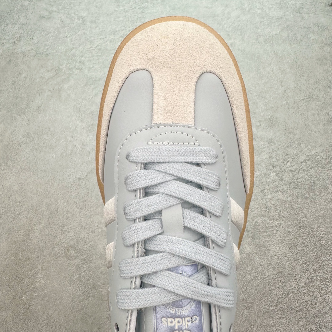 图片[4]-AD Samba XLG 桑巴舞加大厚底版系列德训风百搭松糕休闲运动板鞋生胶底 IG1953 自Originals Samba成功借势Blokecore风潮一跃成为街头巷尾的焦点鞋款后,不论是围绕Samba本身打造的各式「变种版本」,还是以Samba为蓝本打造联名鞋款,都成为了时尚潮流人士日常穿搭首选。Samba XLG是adidas Originals不断扩展XLG系列的一部分,旨在与年轻文化相契合,迎合那些希望通过个性时尚表达自我而不愿牺牲舒适度的年轻群体。街头时尚领域的Gen Z特别偏爱宽松的穿着风格。Samba XLG针对这一点做了创新。它在延续Samba OG经典设计的基础上,迎合年轻群体的穿着习惯,重塑为宽大的鞋身比例轮廓以及加厚中底,让消费者轻松展示自己独特的风格。全新的Samba XLG系列不仅迎合了当下年轻群体的穿搭习惯,加宽了鞋身比例以及将中底进一步增厚,在视觉比例上更加饱满,同时还保留了经典Samba的细节,这样一来,鞋迷朋友在穿搭上不仅能更加个性化,而且还能延续一定的复古感受。尺码：36 36⅔ 37⅓ 38 38⅔ 39⅓ 40 40⅔ 41⅓ 42 42⅔ 43⅓ 44 45-选品中心