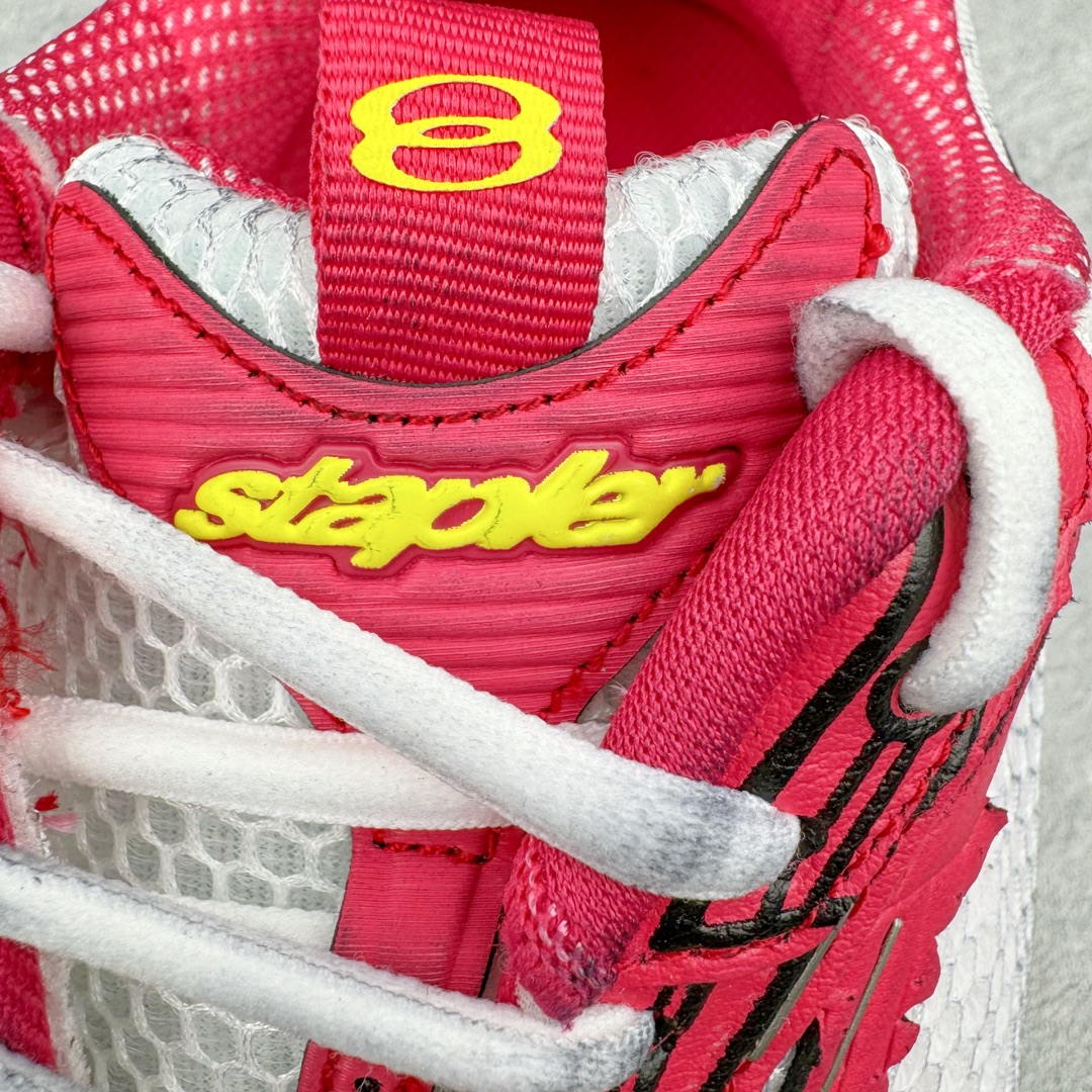 图片[13]-＃纯原 BALENCIAGA Stapler Sneakers 巴黎世家订书机鞋网布系带低帮走秀复古老爹鞋 圈内最强巴黎 尺码大小一比一还原Zp 区别其他工厂缩小两个号码 全套原纸板楦头开发 最原汁原味的灵魂版型 全鞋荧光划线卡点 胶水把控整洁度追求极致完美 每一双都是工艺品 多重QC质检 超越公司货的品控标准 实实在在的免检产品 原盒原配 正确字体电绣 粗细、位置、大小正确 侧边TPU 透气孔匹配意产原版 正确分离大底 TPU软底 原版一致大底LOGO 立体感十足 原厂皮料水洗做旧 采购原厂网纱 不含皮革 网布材料和聚氨酯 磨损效果 展现品牌对于新潮事物的热情 这款鞋子拥有巨大尺寸和醒目设计 符合当下”老爹鞋”的趋势 鞋子采用银灰配色 营造出低调而不失华丽的效果 10XL的尺码使它成为市场中最显眼的存在 适合追求个性化的人群 Balenciaga始终站在时尚前沿 此次发布的产品再次体现了他们的创新能力 偏大两码 尺码：35 36 37 38 39 40 41 42 43 44 45 46-选品中心