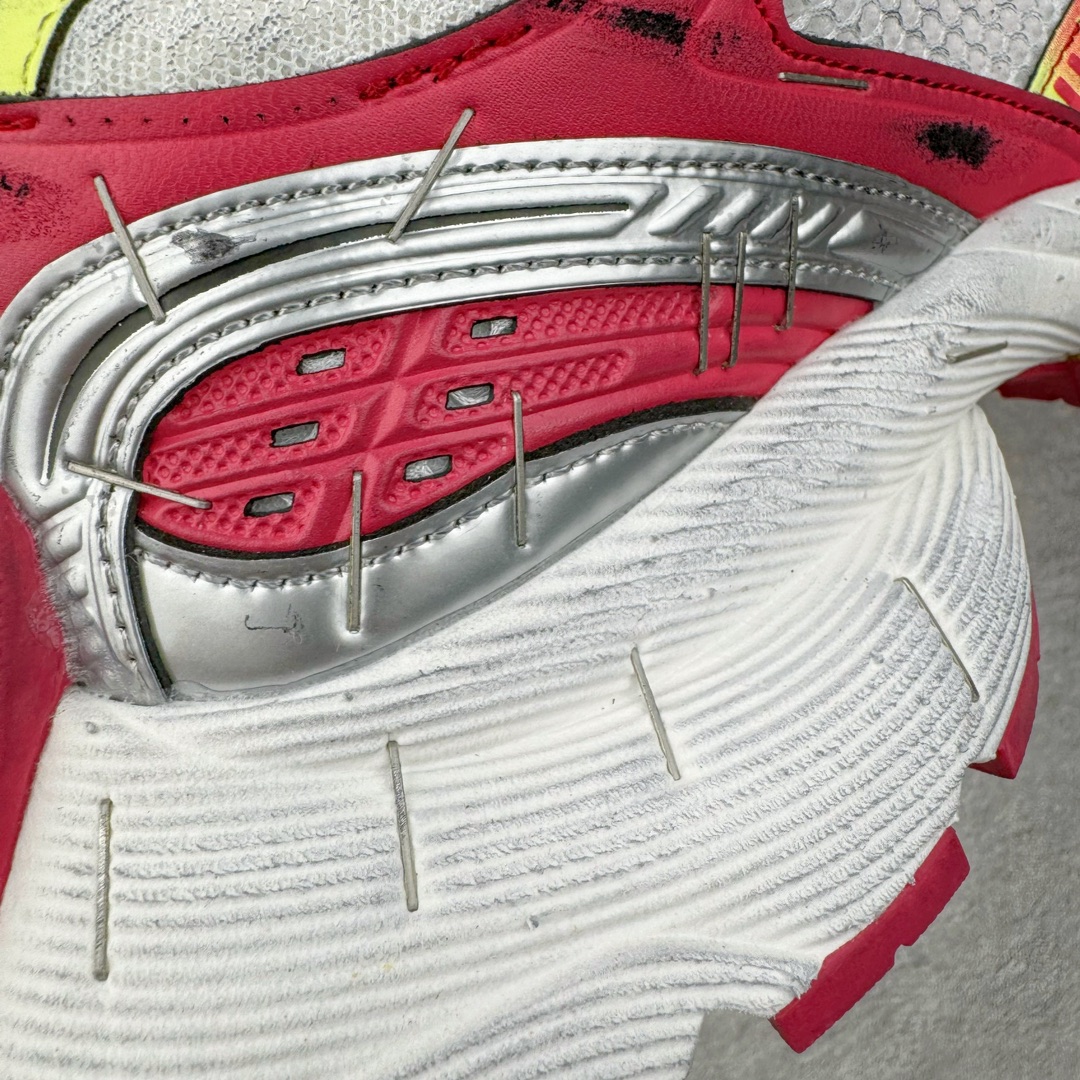 图片[15]-＃纯原 BALENCIAGA Stapler Sneakers 巴黎世家订书机鞋网布系带低帮走秀复古老爹鞋 圈内最强巴黎 尺码大小一比一还原Zp 区别其他工厂缩小两个号码 全套原纸板楦头开发 最原汁原味的灵魂版型 全鞋荧光划线卡点 胶水把控整洁度追求极致完美 每一双都是工艺品 多重QC质检 超越公司货的品控标准 实实在在的免检产品 原盒原配 正确字体电绣 粗细、位置、大小正确 侧边TPU 透气孔匹配意产原版 正确分离大底 TPU软底 原版一致大底LOGO 立体感十足 原厂皮料水洗做旧 采购原厂网纱 不含皮革 网布材料和聚氨酯 磨损效果 展现品牌对于新潮事物的热情 这款鞋子拥有巨大尺寸和醒目设计 符合当下”老爹鞋”的趋势 鞋子采用银灰配色 营造出低调而不失华丽的效果 10XL的尺码使它成为市场中最显眼的存在 适合追求个性化的人群 Balenciaga始终站在时尚前沿 此次发布的产品再次体现了他们的创新能力 偏大两码 尺码：35 36 37 38 39 40 41 42 43 44 45 46-选品中心