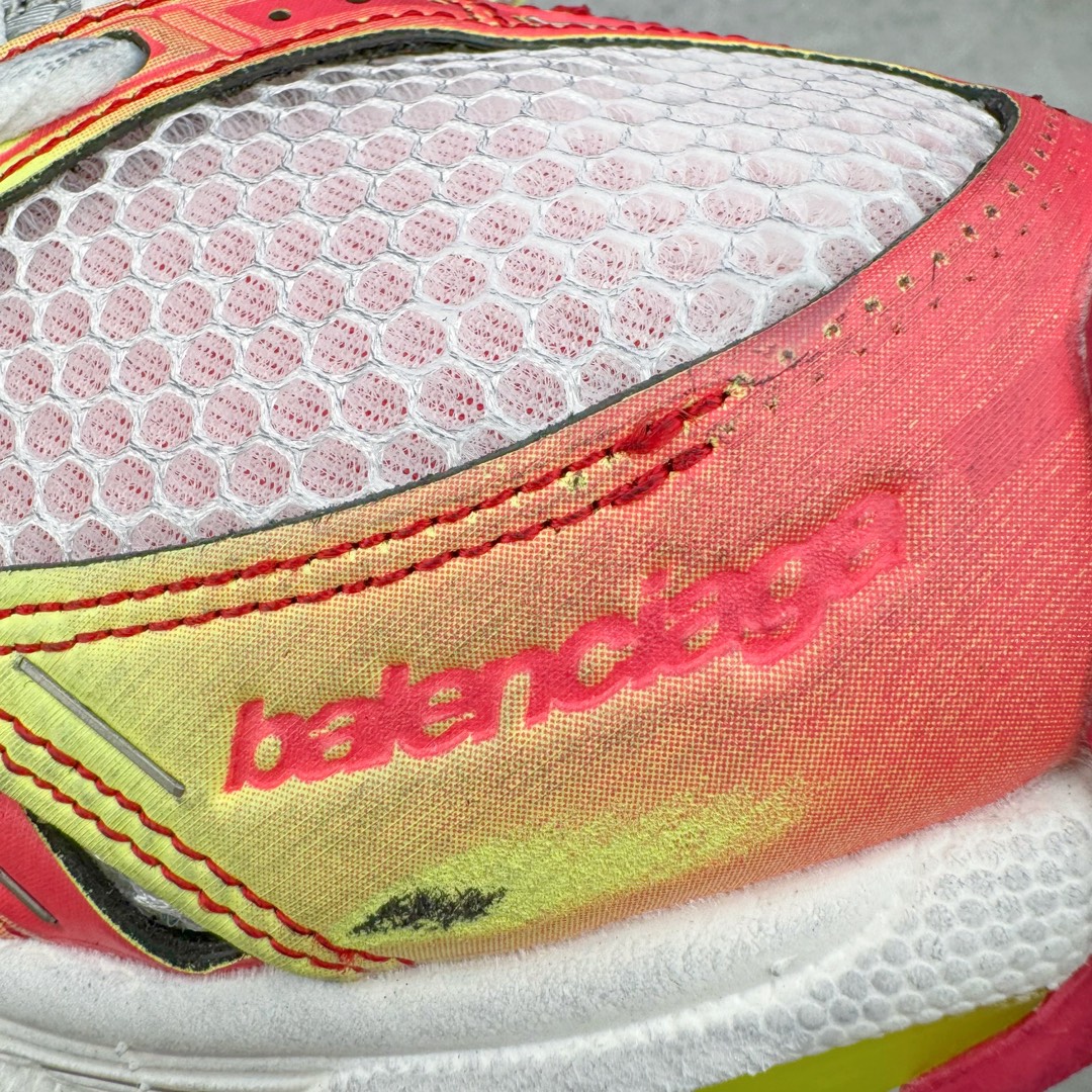 图片[10]-＃纯原 BALENCIAGA Stapler Sneakers 巴黎世家订书机鞋网布系带低帮走秀复古老爹鞋 圈内最强巴黎 尺码大小一比一还原Zp 区别其他工厂缩小两个号码 全套原纸板楦头开发 最原汁原味的灵魂版型 全鞋荧光划线卡点 胶水把控整洁度追求极致完美 每一双都是工艺品 多重QC质检 超越公司货的品控标准 实实在在的免检产品 原盒原配 正确字体电绣 粗细、位置、大小正确 侧边TPU 透气孔匹配意产原版 正确分离大底 TPU软底 原版一致大底LOGO 立体感十足 原厂皮料水洗做旧 采购原厂网纱 不含皮革 网布材料和聚氨酯 磨损效果 展现品牌对于新潮事物的热情 这款鞋子拥有巨大尺寸和醒目设计 符合当下”老爹鞋”的趋势 鞋子采用银灰配色 营造出低调而不失华丽的效果 10XL的尺码使它成为市场中最显眼的存在 适合追求个性化的人群 Balenciaga始终站在时尚前沿 此次发布的产品再次体现了他们的创新能力 偏大两码 尺码：35 36 37 38 39 40 41 42 43 44 45 46-选品中心