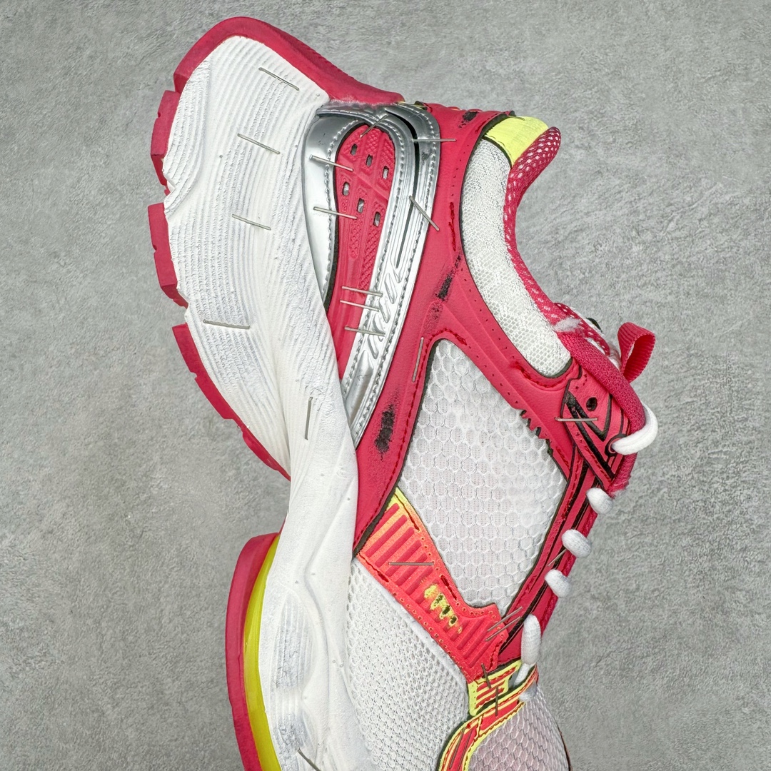 图片[6]-＃纯原 BALENCIAGA Stapler Sneakers 巴黎世家订书机鞋网布系带低帮走秀复古老爹鞋 圈内最强巴黎 尺码大小一比一还原Zp 区别其他工厂缩小两个号码 全套原纸板楦头开发 最原汁原味的灵魂版型 全鞋荧光划线卡点 胶水把控整洁度追求极致完美 每一双都是工艺品 多重QC质检 超越公司货的品控标准 实实在在的免检产品 原盒原配 正确字体电绣 粗细、位置、大小正确 侧边TPU 透气孔匹配意产原版 正确分离大底 TPU软底 原版一致大底LOGO 立体感十足 原厂皮料水洗做旧 采购原厂网纱 不含皮革 网布材料和聚氨酯 磨损效果 展现品牌对于新潮事物的热情 这款鞋子拥有巨大尺寸和醒目设计 符合当下”老爹鞋”的趋势 鞋子采用银灰配色 营造出低调而不失华丽的效果 10XL的尺码使它成为市场中最显眼的存在 适合追求个性化的人群 Balenciaga始终站在时尚前沿 此次发布的产品再次体现了他们的创新能力 偏大两码 尺码：35 36 37 38 39 40 41 42 43 44 45 46-选品中心