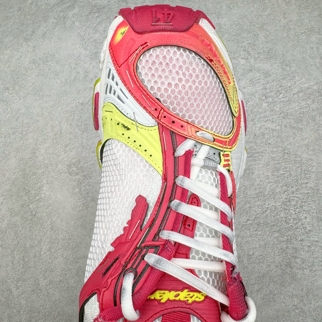 图片[4]-＃纯原 BALENCIAGA Stapler Sneakers 巴黎世家订书机鞋网布系带低帮走秀复古老爹鞋 圈内最强巴黎 尺码大小一比一还原Zp 区别其他工厂缩小两个号码 全套原纸板楦头开发 最原汁原味的灵魂版型 全鞋荧光划线卡点 胶水把控整洁度追求极致完美 每一双都是工艺品 多重QC质检 超越公司货的品控标准 实实在在的免检产品 原盒原配 正确字体电绣 粗细、位置、大小正确 侧边TPU 透气孔匹配意产原版 正确分离大底 TPU软底 原版一致大底LOGO 立体感十足 原厂皮料水洗做旧 采购原厂网纱 不含皮革 网布材料和聚氨酯 磨损效果 展现品牌对于新潮事物的热情 这款鞋子拥有巨大尺寸和醒目设计 符合当下”老爹鞋”的趋势 鞋子采用银灰配色 营造出低调而不失华丽的效果 10XL的尺码使它成为市场中最显眼的存在 适合追求个性化的人群 Balenciaga始终站在时尚前沿 此次发布的产品再次体现了他们的创新能力 偏大两码 尺码：35 36 37 38 39 40 41 42 43 44 45 46-选品中心