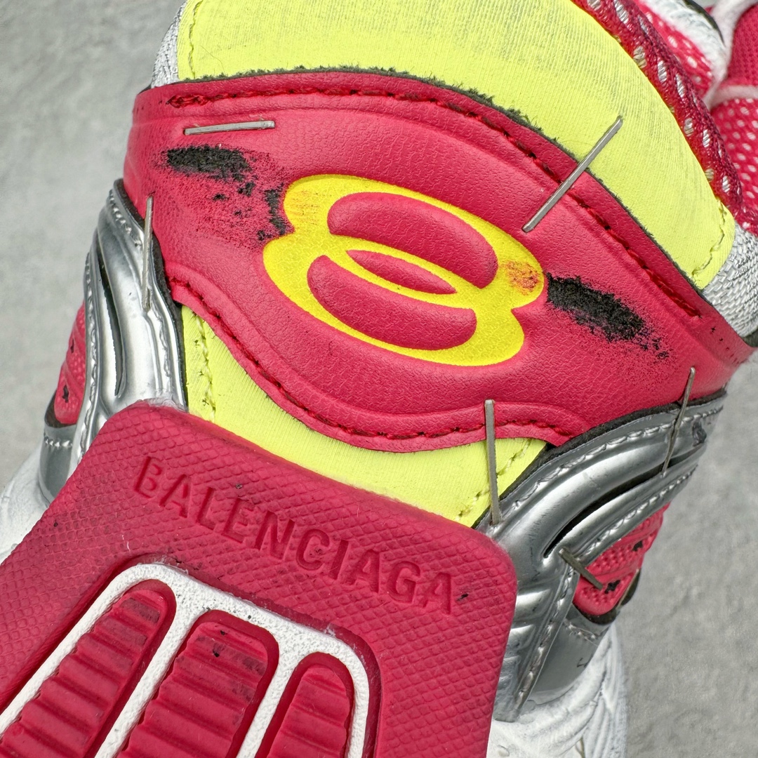 图片[14]-＃纯原 BALENCIAGA Stapler Sneakers 巴黎世家订书机鞋网布系带低帮走秀复古老爹鞋 圈内最强巴黎 尺码大小一比一还原Zp 区别其他工厂缩小两个号码 全套原纸板楦头开发 最原汁原味的灵魂版型 全鞋荧光划线卡点 胶水把控整洁度追求极致完美 每一双都是工艺品 多重QC质检 超越公司货的品控标准 实实在在的免检产品 原盒原配 正确字体电绣 粗细、位置、大小正确 侧边TPU 透气孔匹配意产原版 正确分离大底 TPU软底 原版一致大底LOGO 立体感十足 原厂皮料水洗做旧 采购原厂网纱 不含皮革 网布材料和聚氨酯 磨损效果 展现品牌对于新潮事物的热情 这款鞋子拥有巨大尺寸和醒目设计 符合当下”老爹鞋”的趋势 鞋子采用银灰配色 营造出低调而不失华丽的效果 10XL的尺码使它成为市场中最显眼的存在 适合追求个性化的人群 Balenciaga始终站在时尚前沿 此次发布的产品再次体现了他们的创新能力 偏大两码 尺码：35 36 37 38 39 40 41 42 43 44 45 46-选品中心