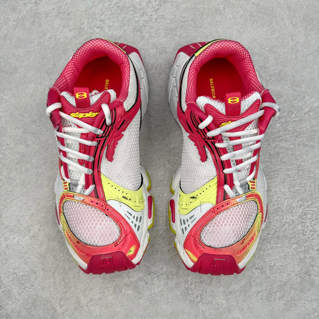 图片[2]-＃纯原 BALENCIAGA Stapler Sneakers 巴黎世家订书机鞋网布系带低帮走秀复古老爹鞋 圈内最强巴黎 尺码大小一比一还原Zp 区别其他工厂缩小两个号码 全套原纸板楦头开发 最原汁原味的灵魂版型 全鞋荧光划线卡点 胶水把控整洁度追求极致完美 每一双都是工艺品 多重QC质检 超越公司货的品控标准 实实在在的免检产品 原盒原配 正确字体电绣 粗细、位置、大小正确 侧边TPU 透气孔匹配意产原版 正确分离大底 TPU软底 原版一致大底LOGO 立体感十足 原厂皮料水洗做旧 采购原厂网纱 不含皮革 网布材料和聚氨酯 磨损效果 展现品牌对于新潮事物的热情 这款鞋子拥有巨大尺寸和醒目设计 符合当下”老爹鞋”的趋势 鞋子采用银灰配色 营造出低调而不失华丽的效果 10XL的尺码使它成为市场中最显眼的存在 适合追求个性化的人群 Balenciaga始终站在时尚前沿 此次发布的产品再次体现了他们的创新能力 偏大两码 尺码：35 36 37 38 39 40 41 42 43 44 45 46-选品中心